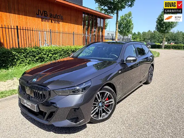 BMW i5 Touring EDrive40 M-Sport PRO, B&W, panorama, trekh