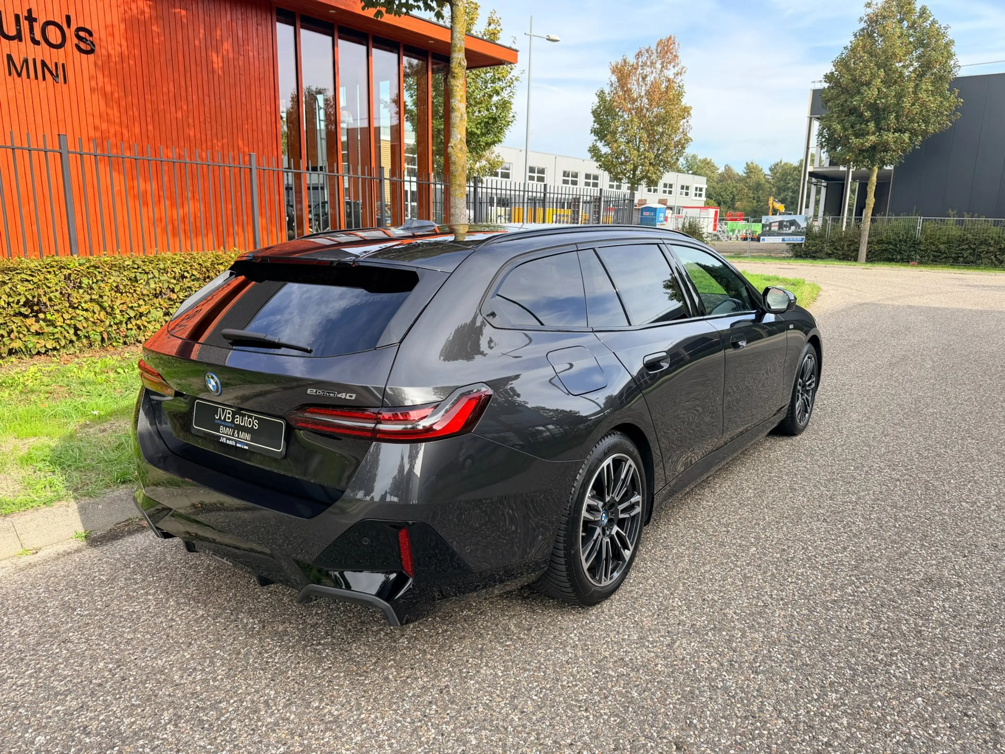 BMW i5 Touring EDrive40 M-Sport PRO, B&W, panorama, trekh — photo 5