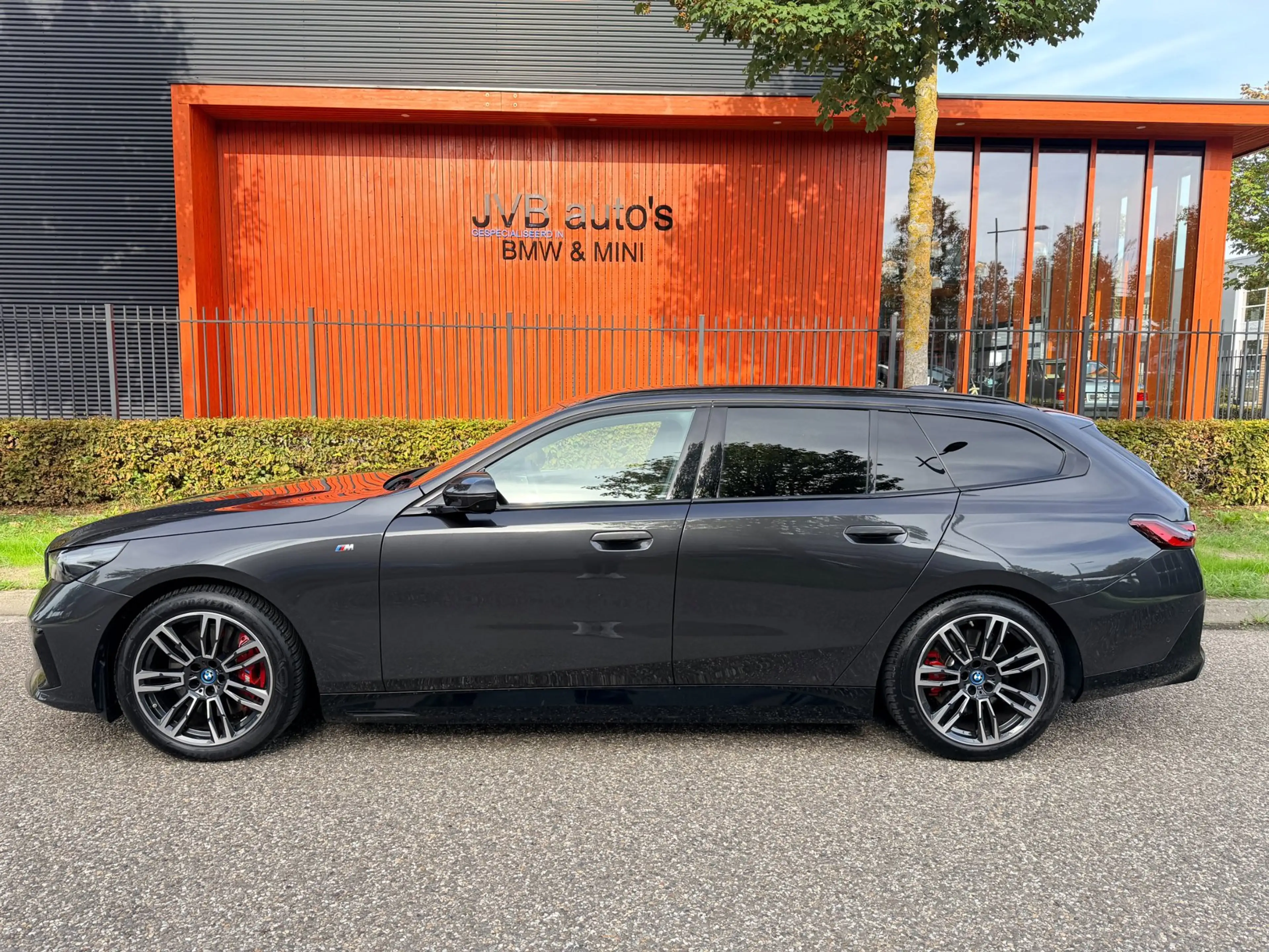 BMW i5 Touring EDrive40 M-Sport PRO, B&W, panorama, trekh — photo 27