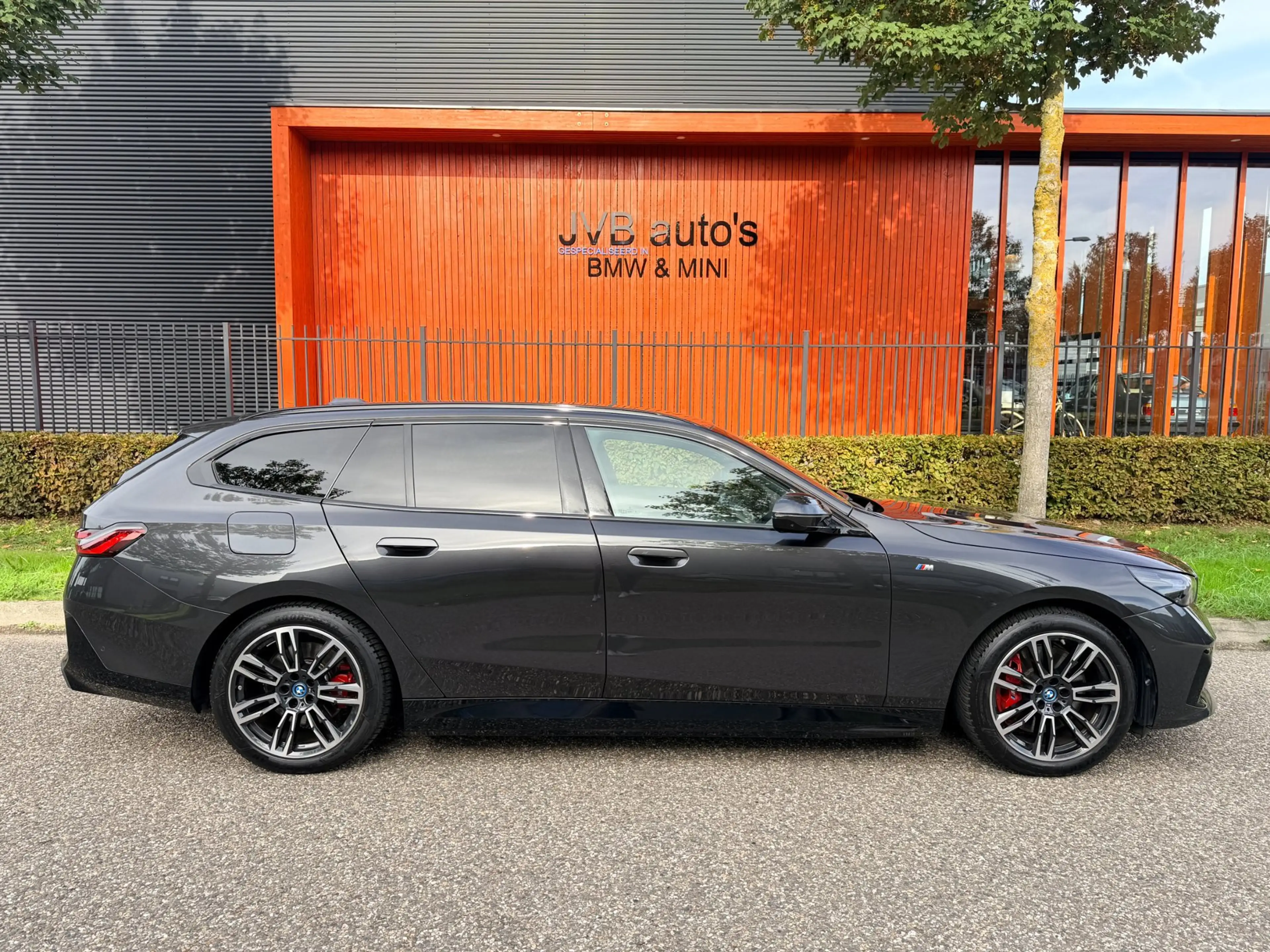 BMW i5 Touring EDrive40 M-Sport PRO, B&W, panorama, trekh — photo 32
