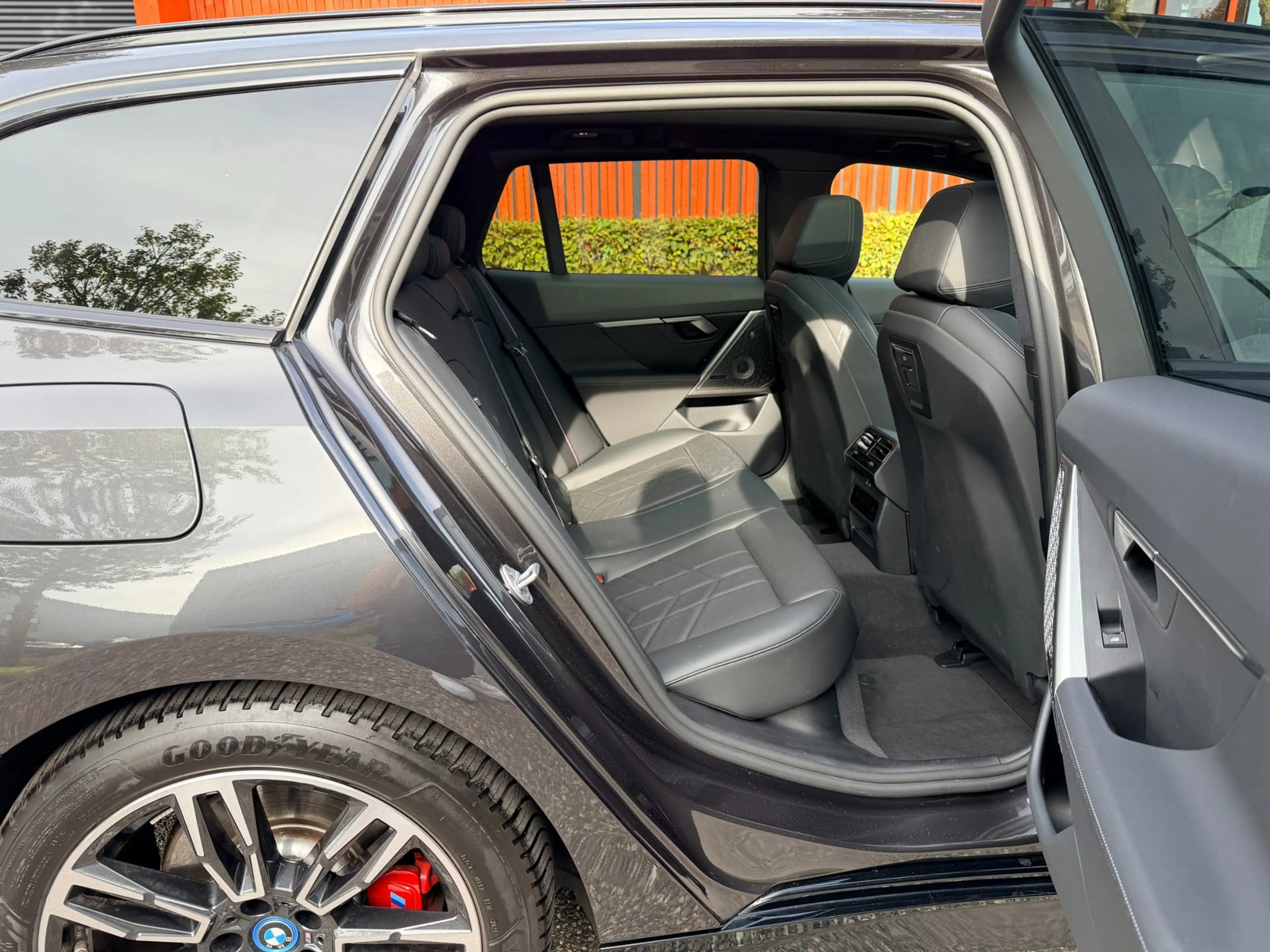 BMW i5 Touring EDrive40 M-Sport PRO, B&W, panorama, trekh — photo 13