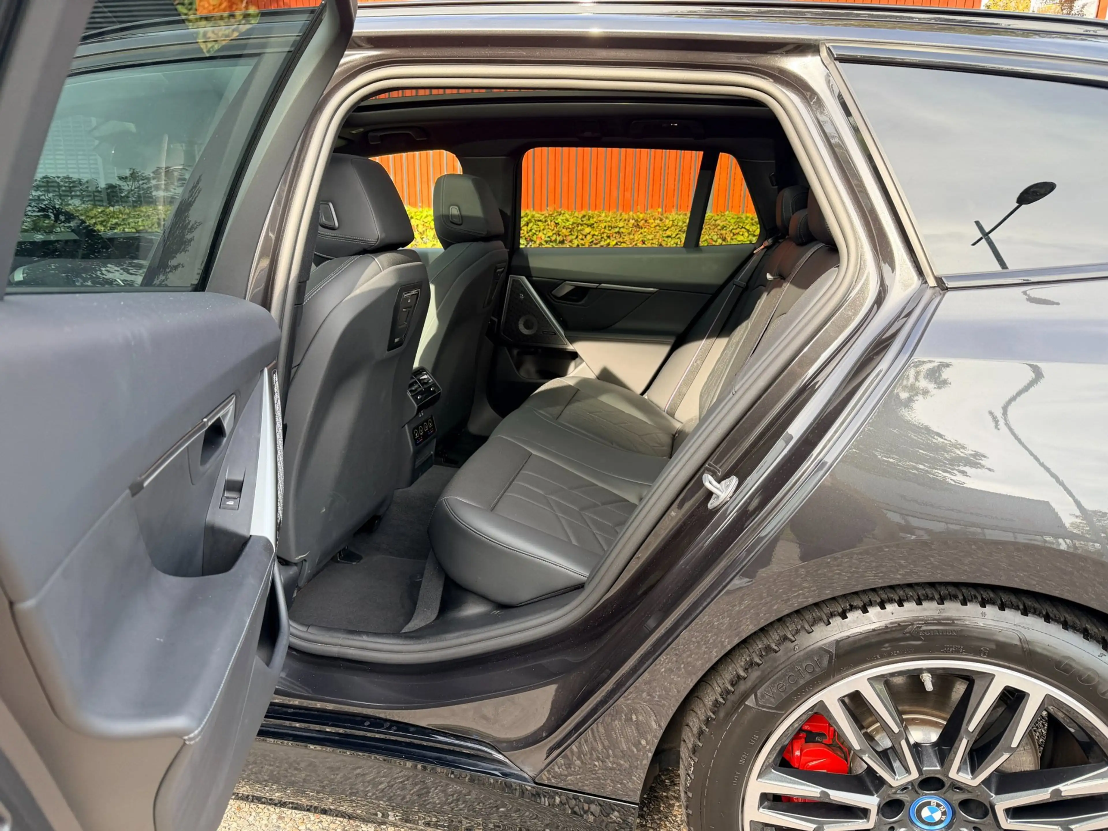 BMW i5 Touring EDrive40 M-Sport PRO, B&W, panorama, trekh — photo 12