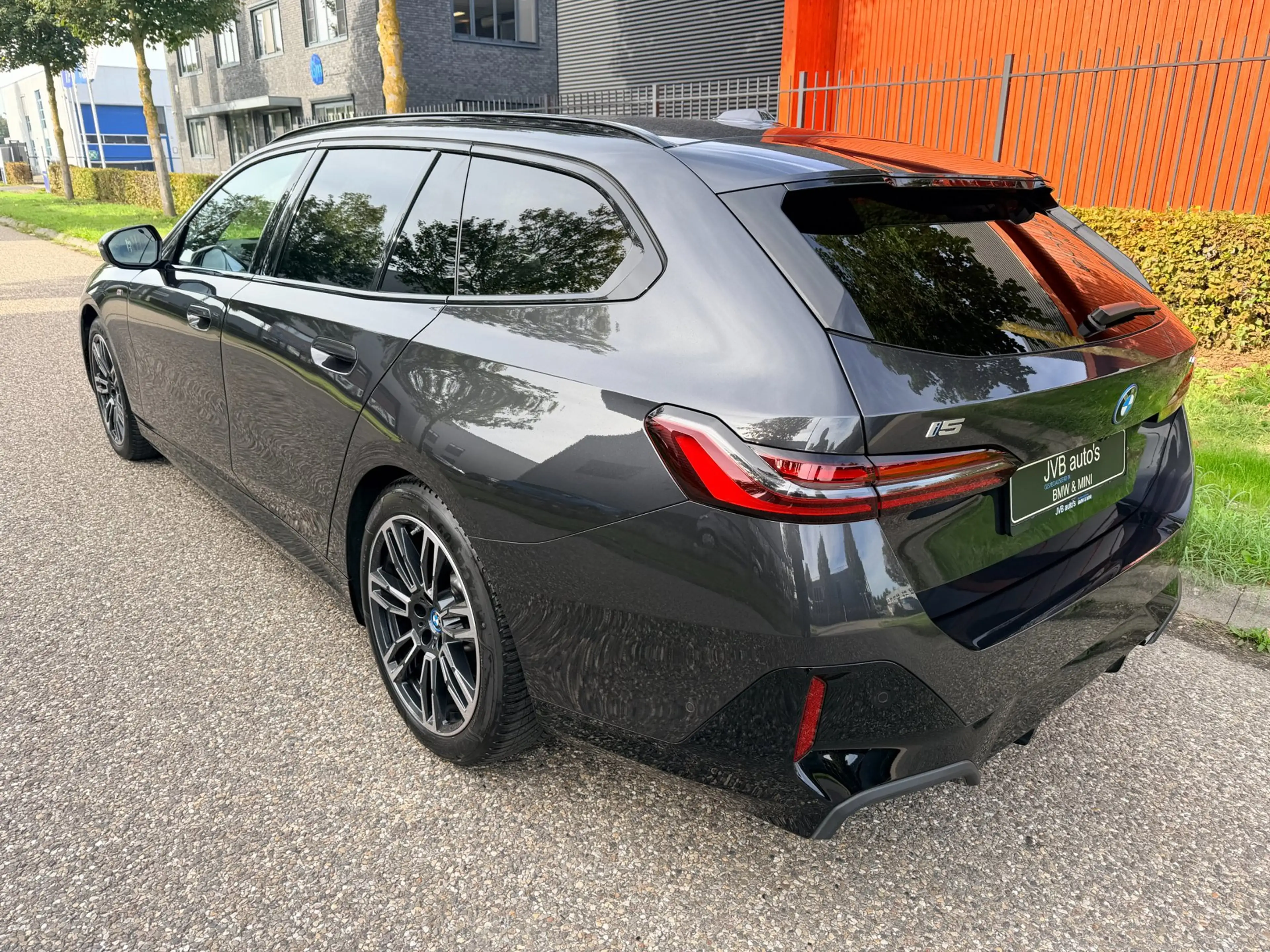 BMW i5 Touring EDrive40 M-Sport PRO, B&W, panorama, trekh — photo 2