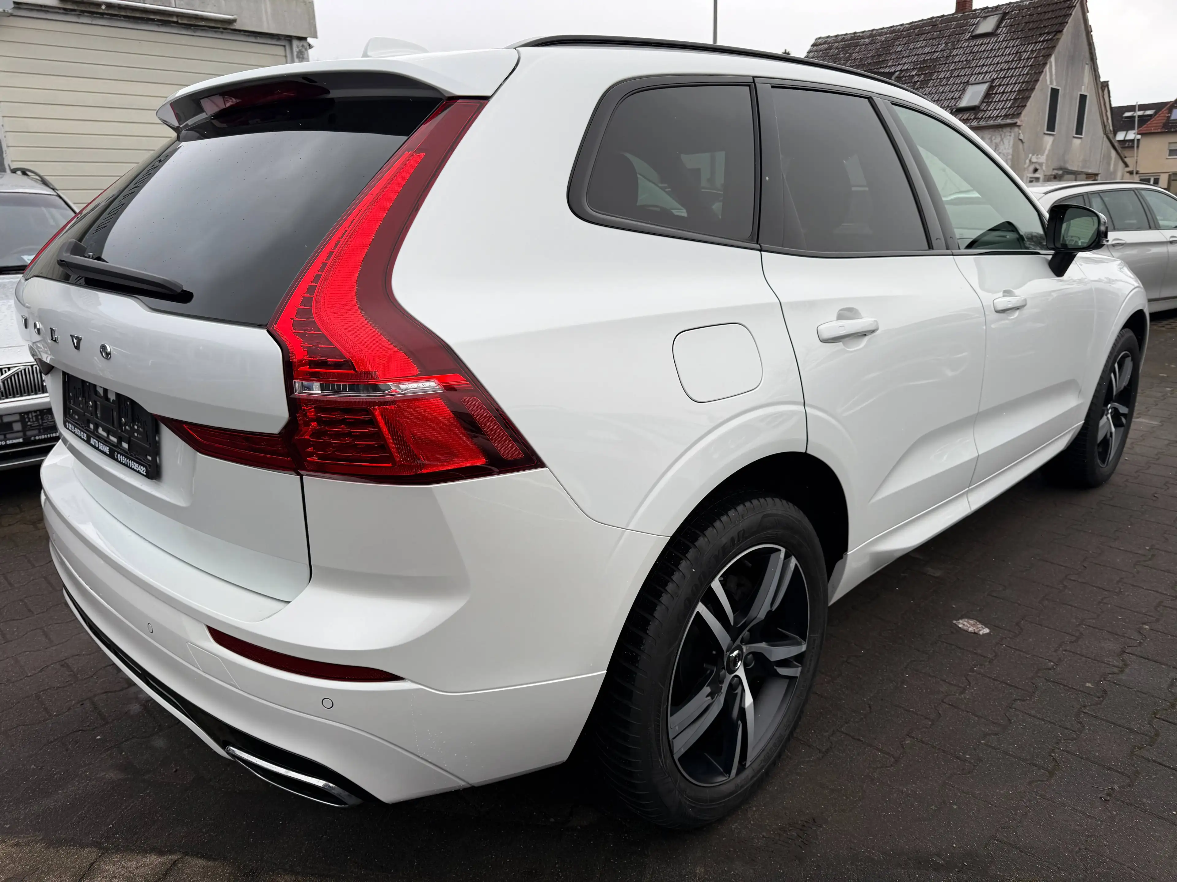 Volvo XC60 R Design 2WD~2 Hand~Navi~Teilleder~LED~Panoramadac — photo 4