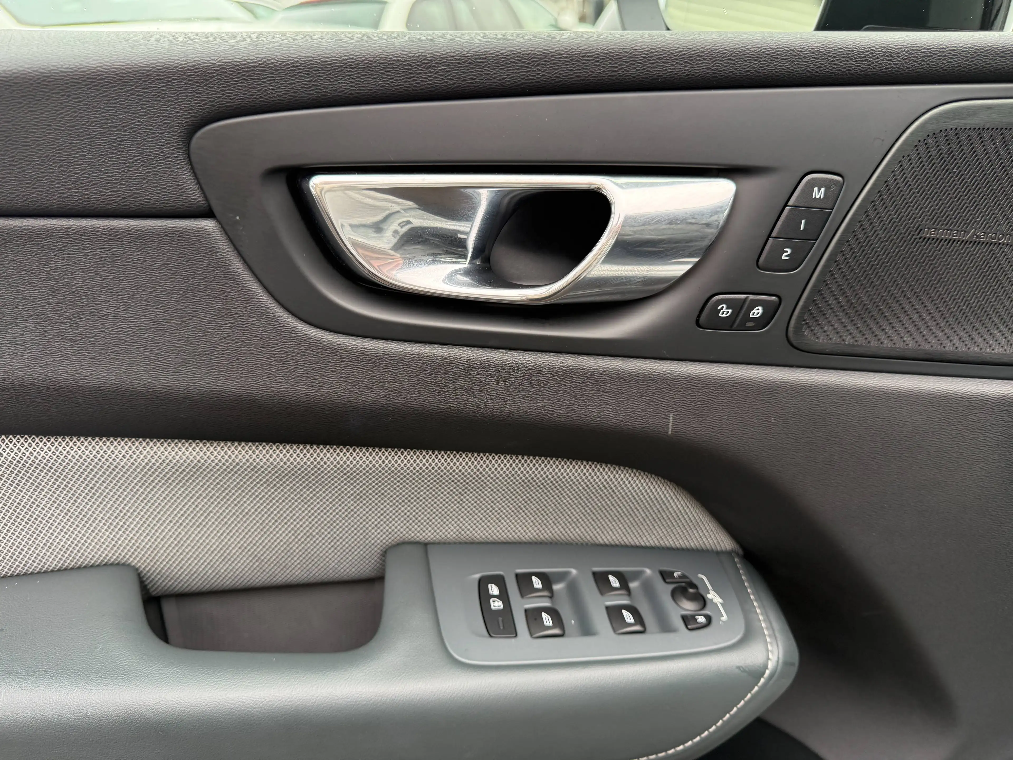 Volvo XC60 R Design 2WD~2 Hand~Navi~Teilleder~LED~Panoramadac — photo 15