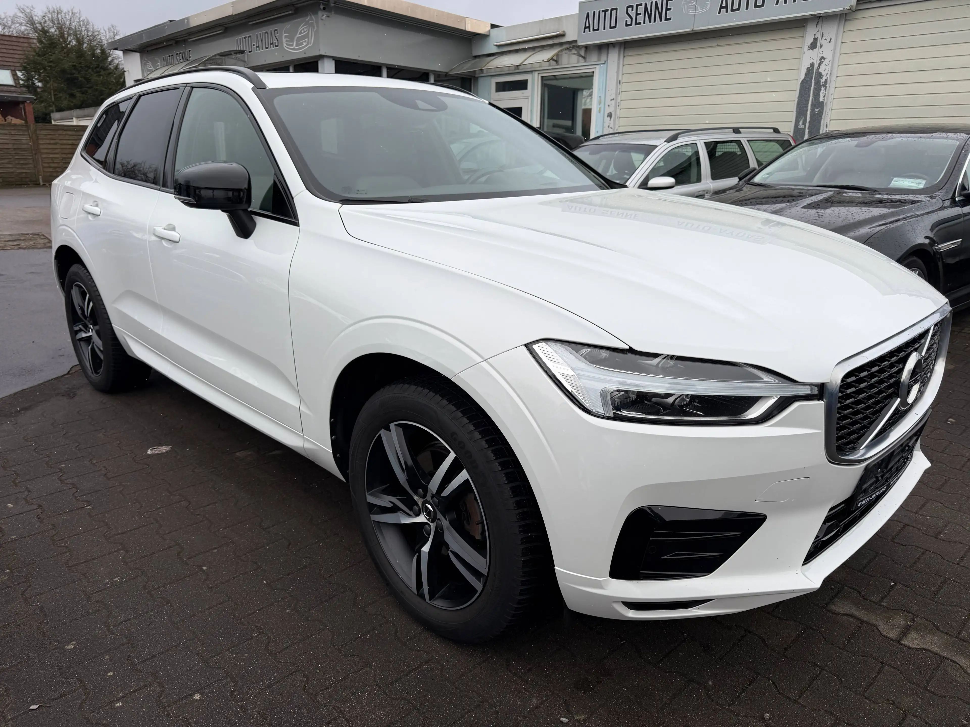 Volvo XC60 R Design 2WD~2 Hand~Navi~Teilleder~LED~Panoramadac — photo 2