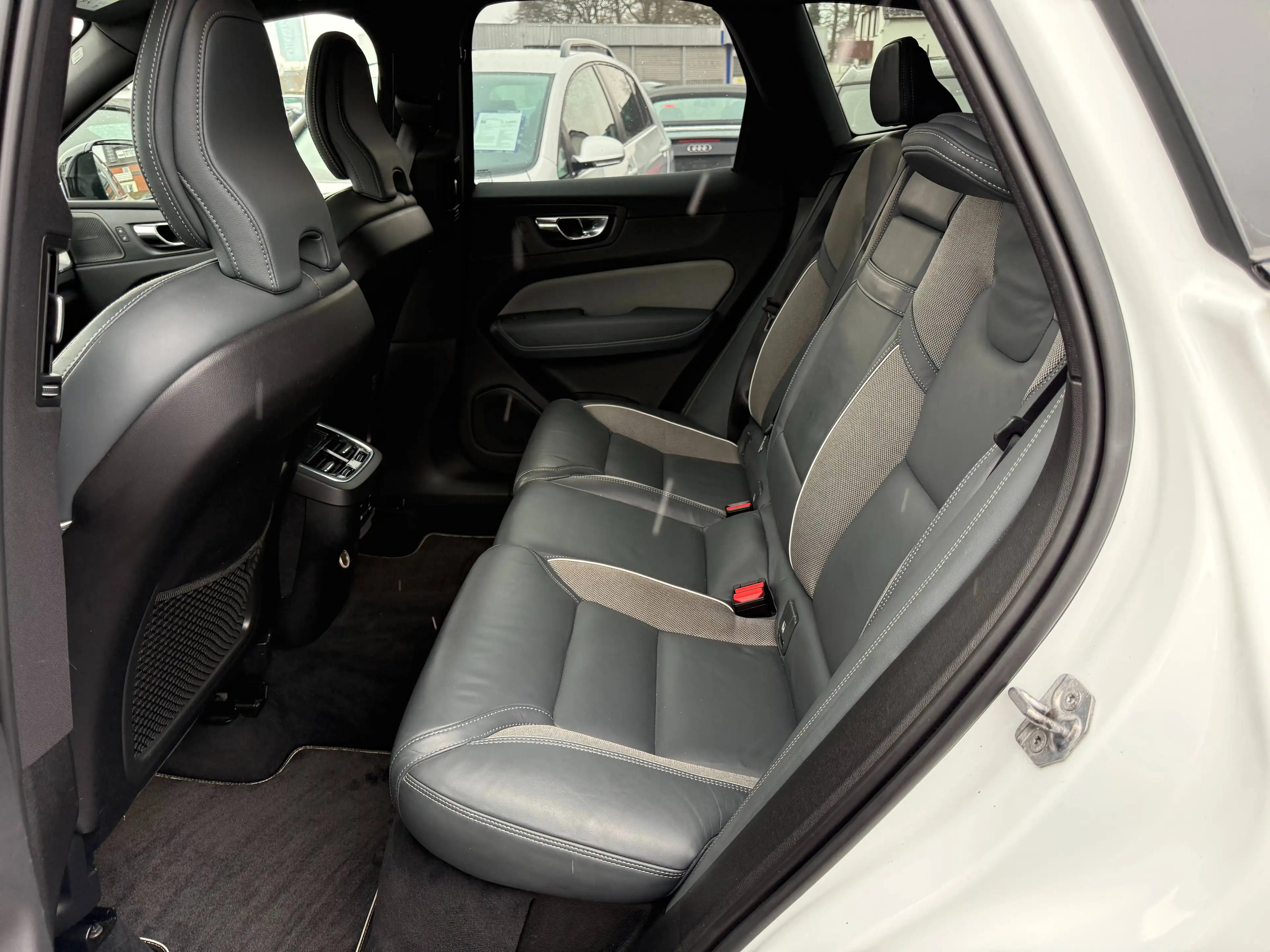 Volvo XC60 R Design 2WD~2 Hand~Navi~Teilleder~LED~Panoramadac — photo 12