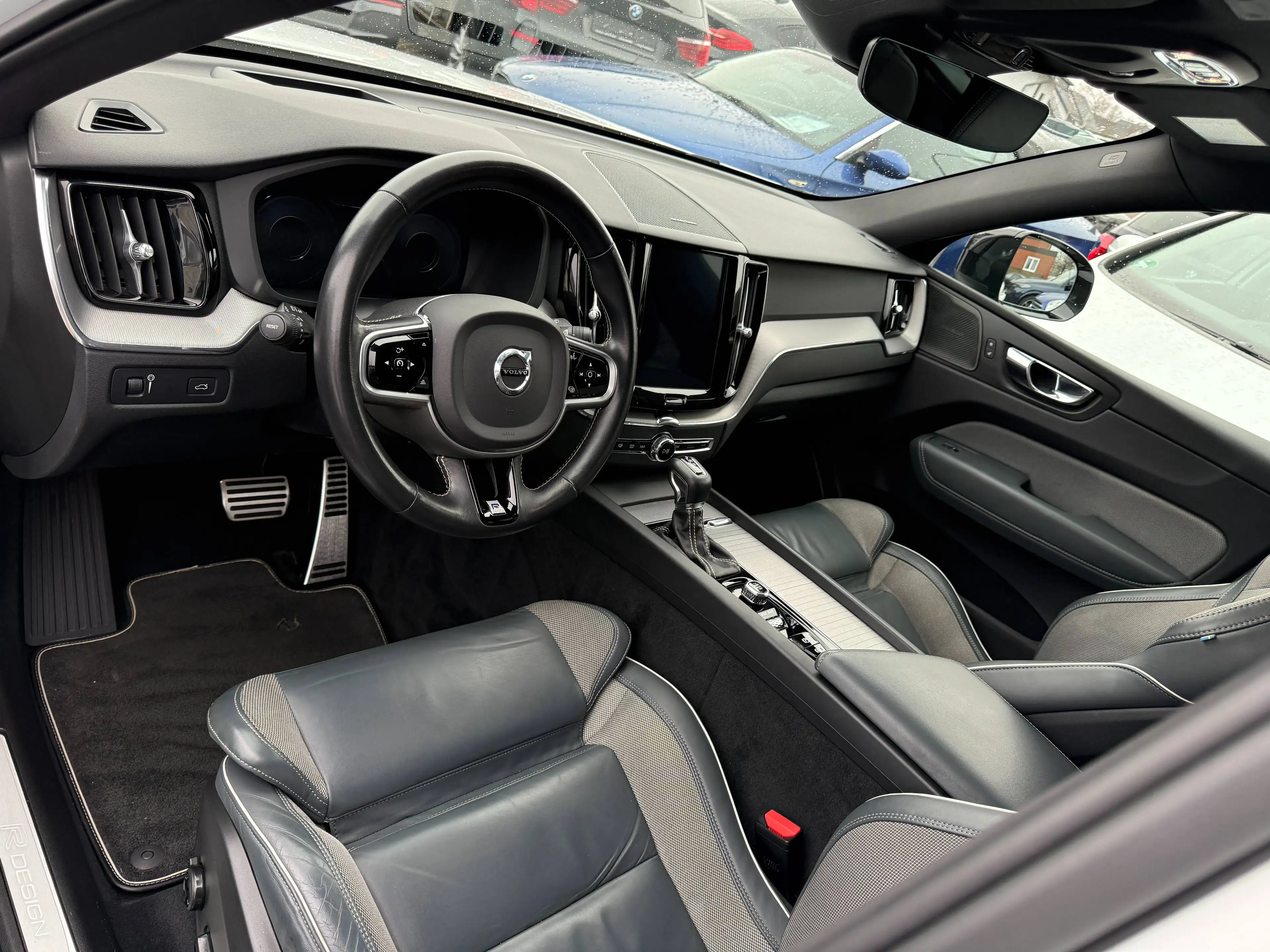 Volvo XC60 R Design 2WD~2 Hand~Navi~Teilleder~LED~Panoramadac — photo 10