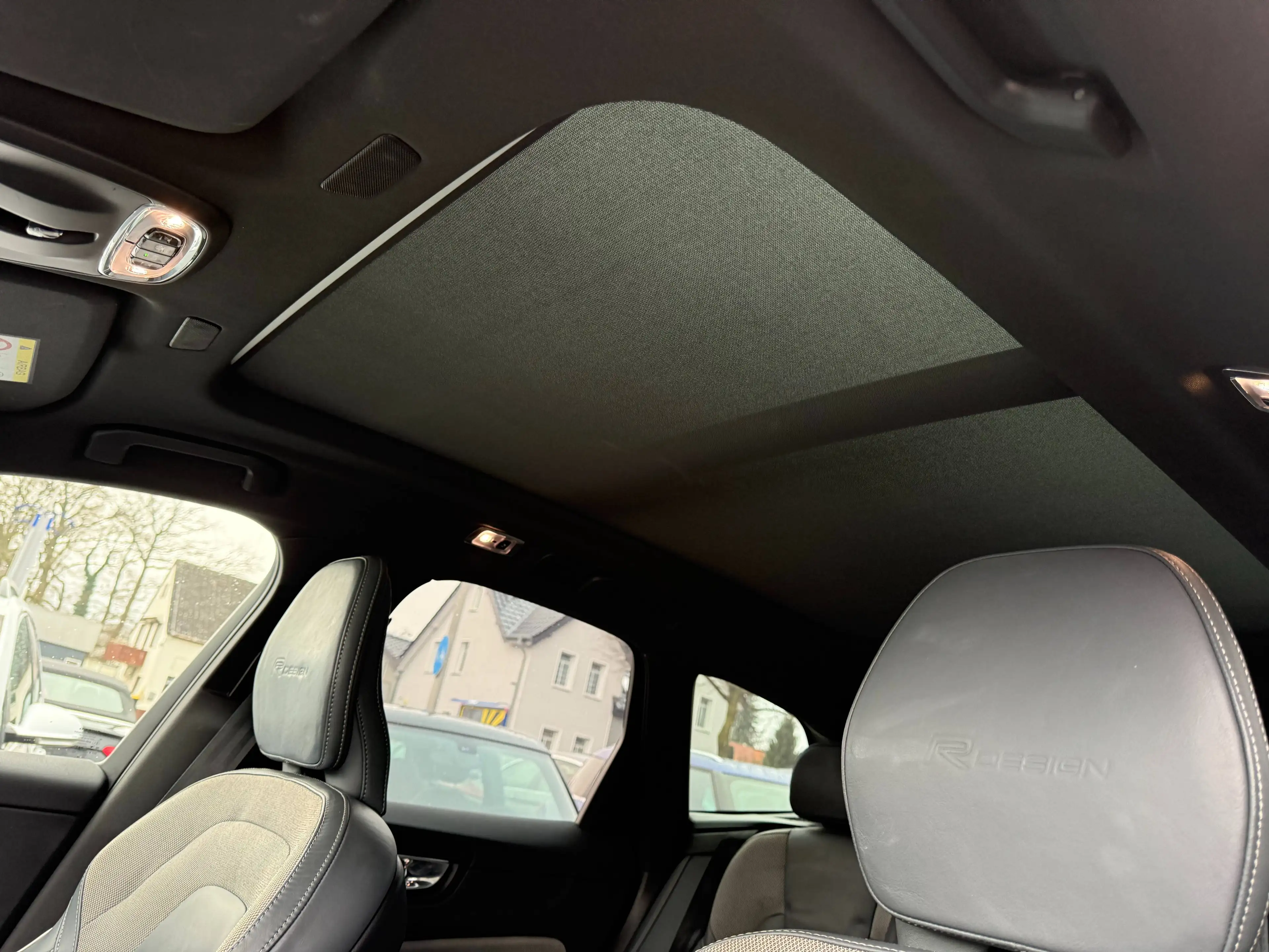 Volvo XC60 R Design 2WD~2 Hand~Navi~Teilleder~LED~Panoramadac — photo 14
