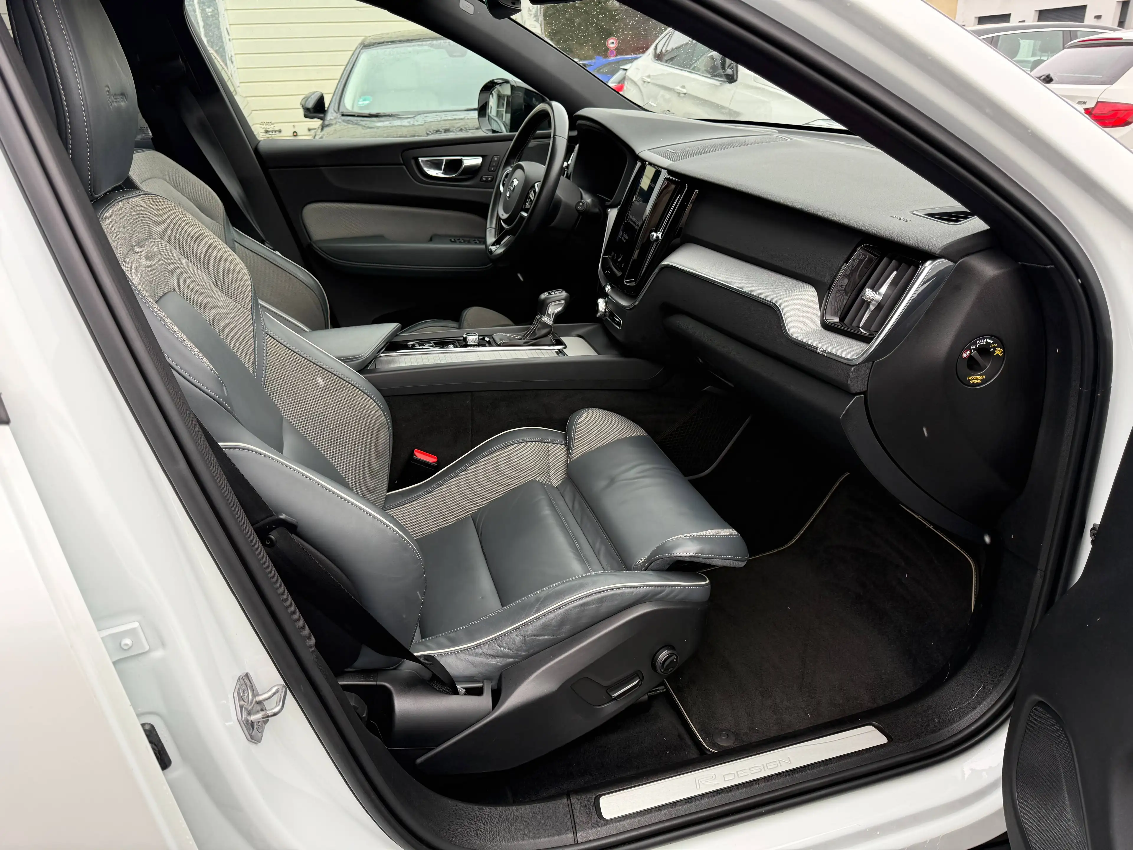 Volvo XC60 R Design 2WD~2 Hand~Navi~Teilleder~LED~Panoramadac — photo 11