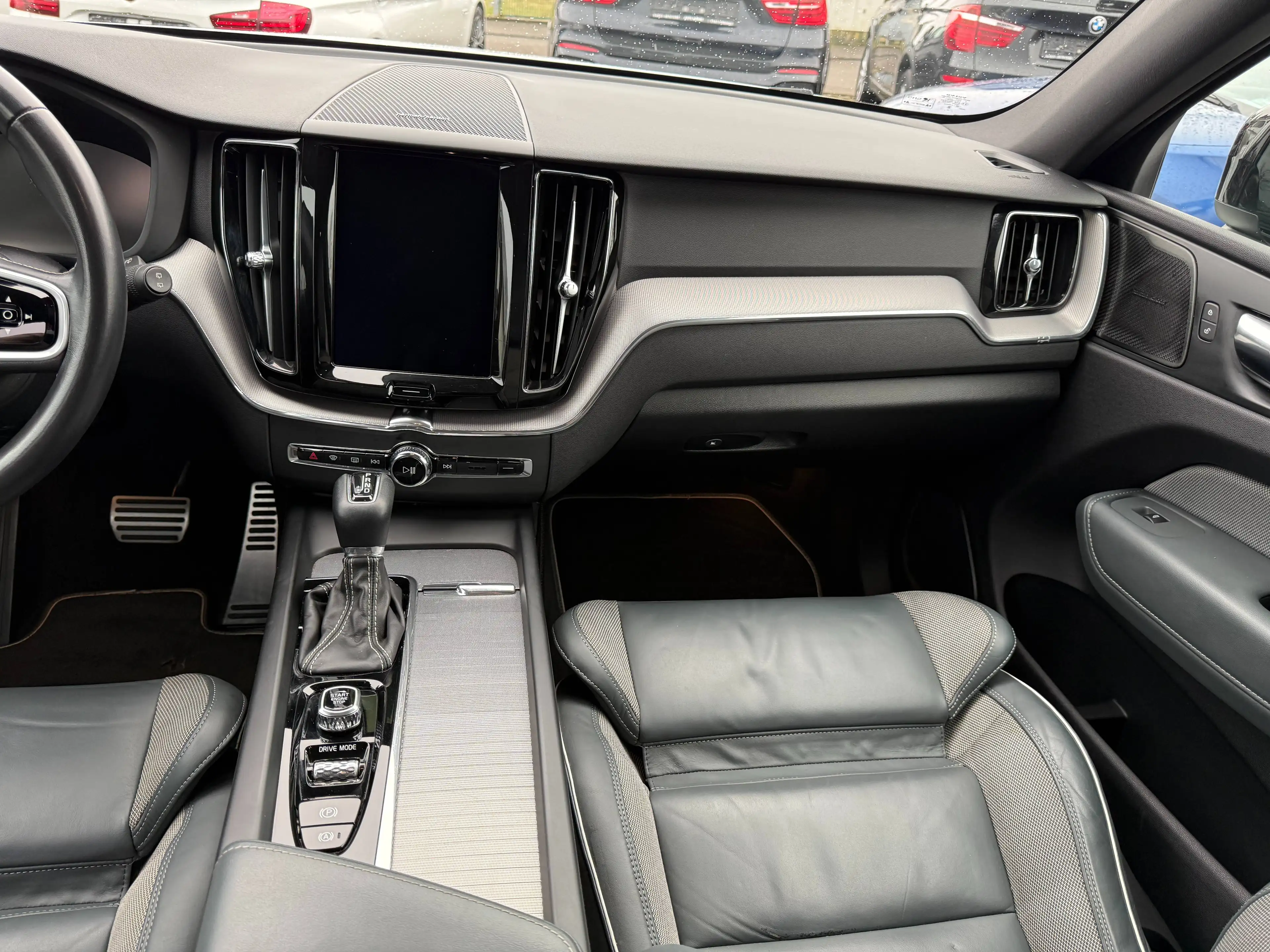 Volvo XC60 R Design 2WD~2 Hand~Navi~Teilleder~LED~Panoramadac — photo 8