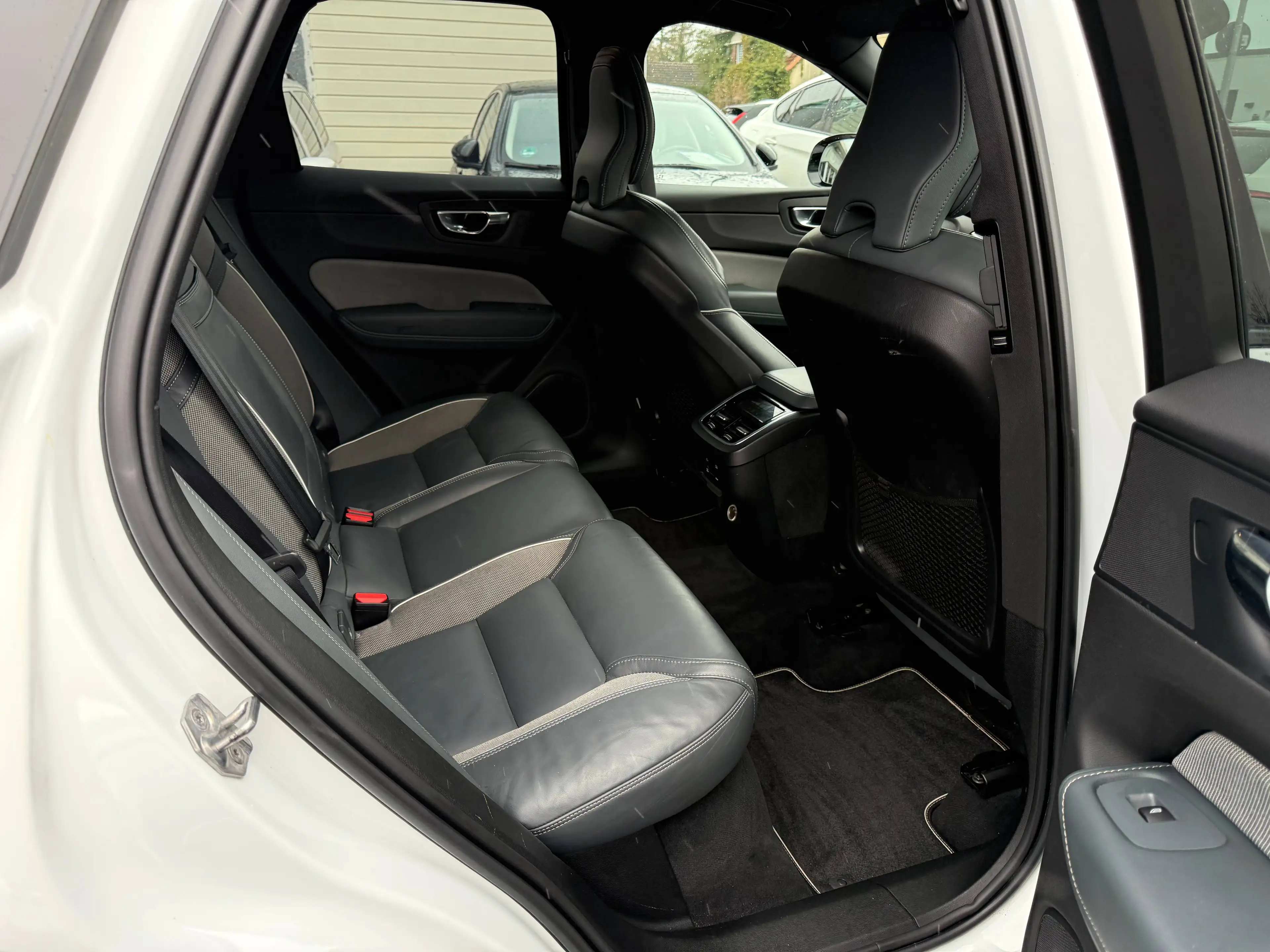 Volvo XC60 R Design 2WD~2 Hand~Navi~Teilleder~LED~Panoramadac — photo 13