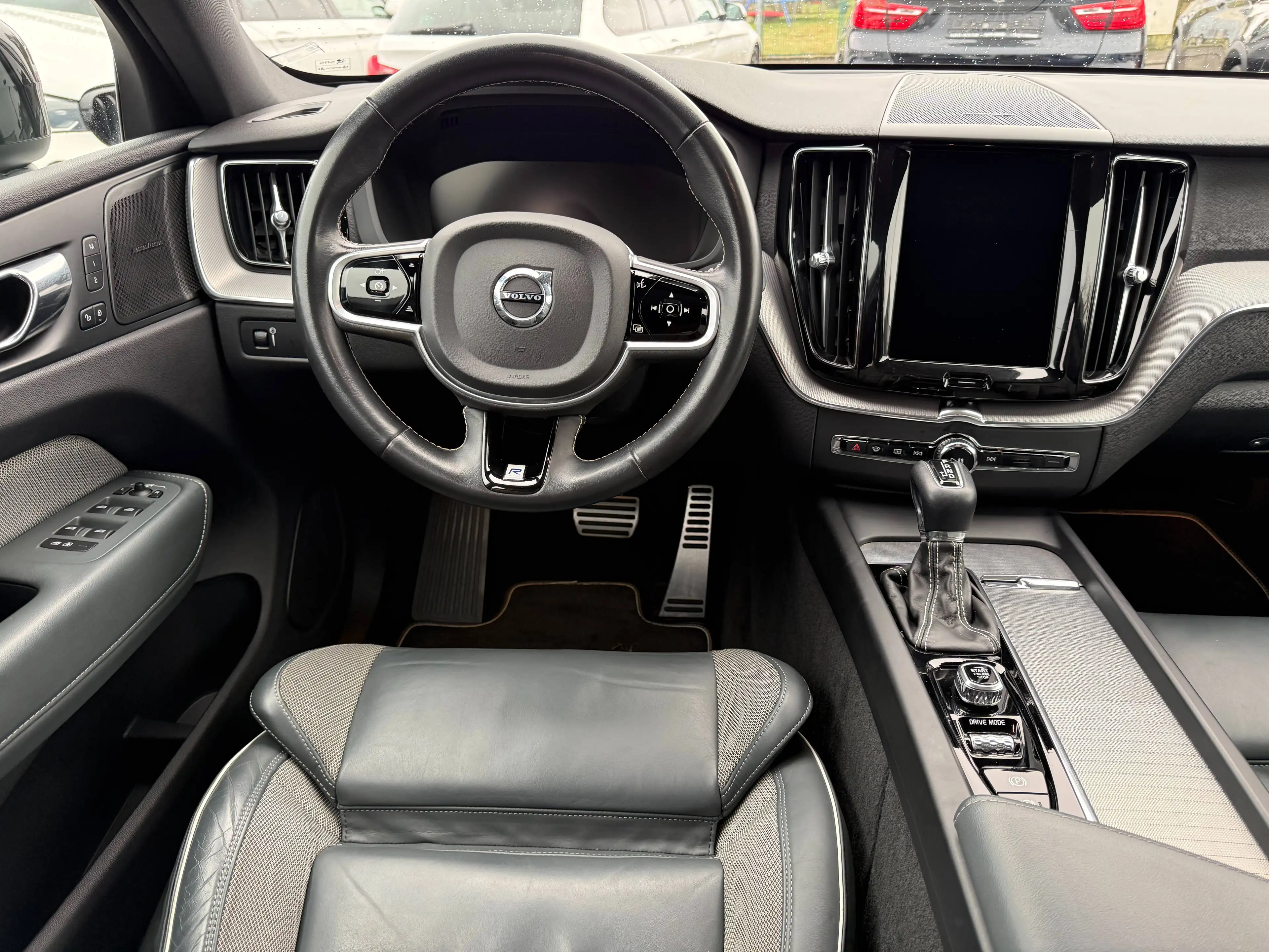 Volvo XC60 R Design 2WD~2 Hand~Navi~Teilleder~LED~Panoramadac — photo 7