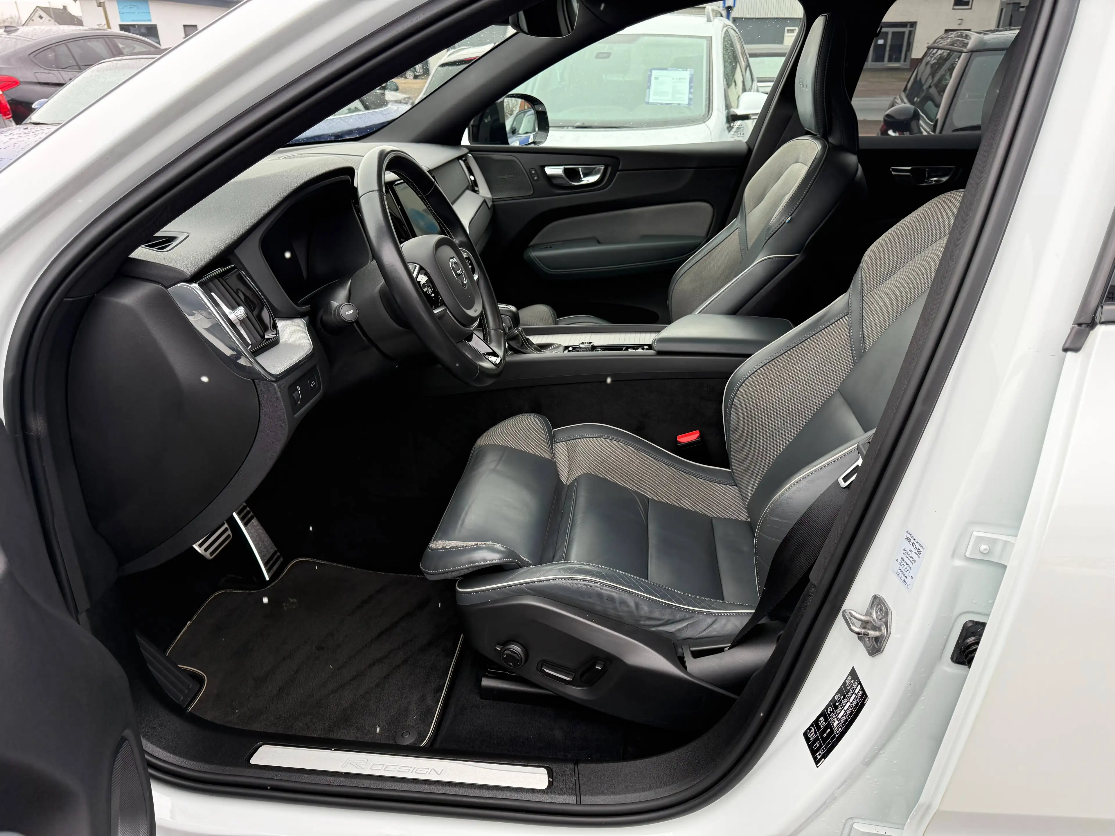 Volvo XC60 R Design 2WD~2 Hand~Navi~Teilleder~LED~Panoramadac — photo 9