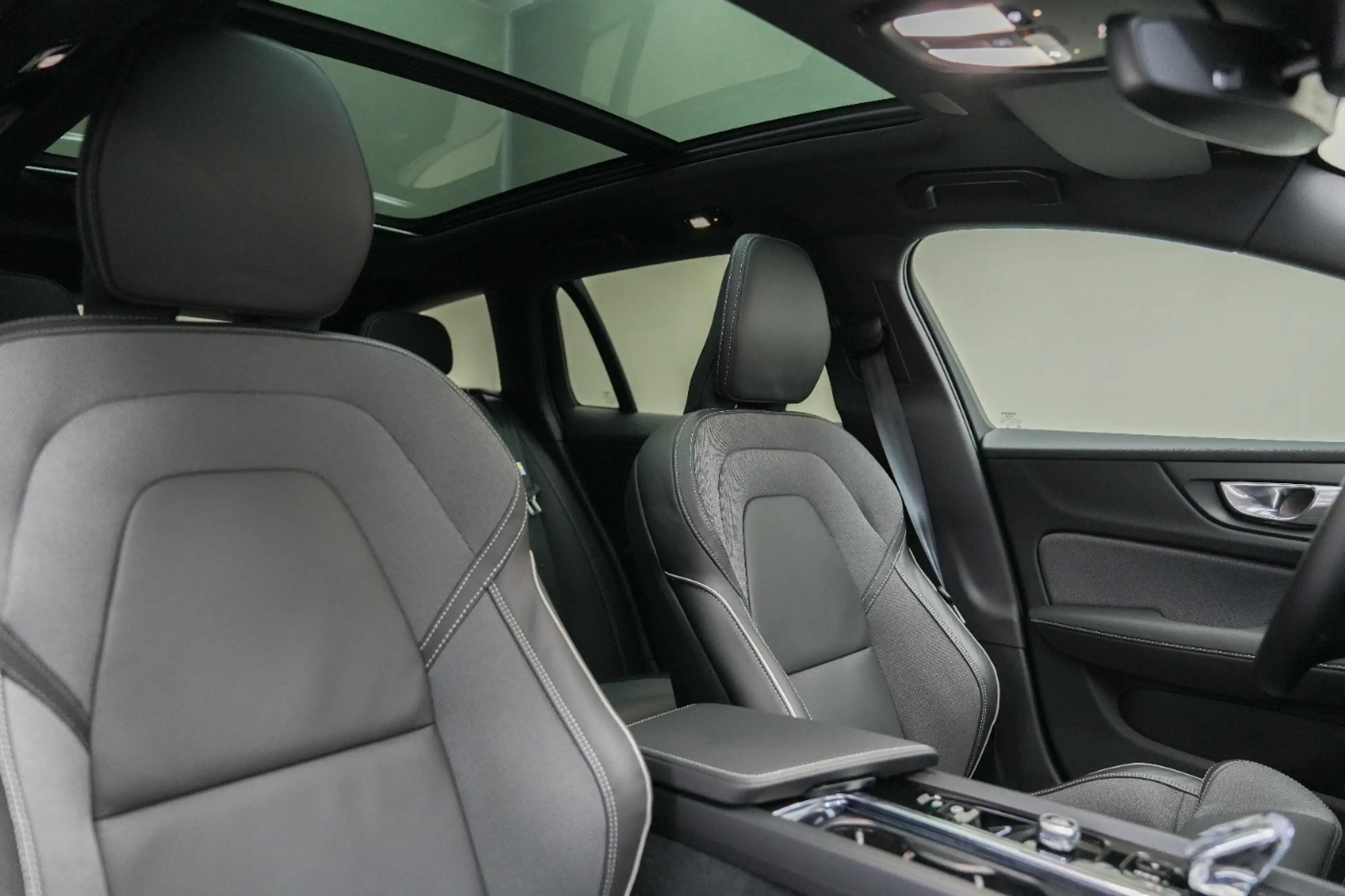 Volvo V60 Ultra, B4 Mild Hybrid, Benzin, Dark W-Paket — photo 9