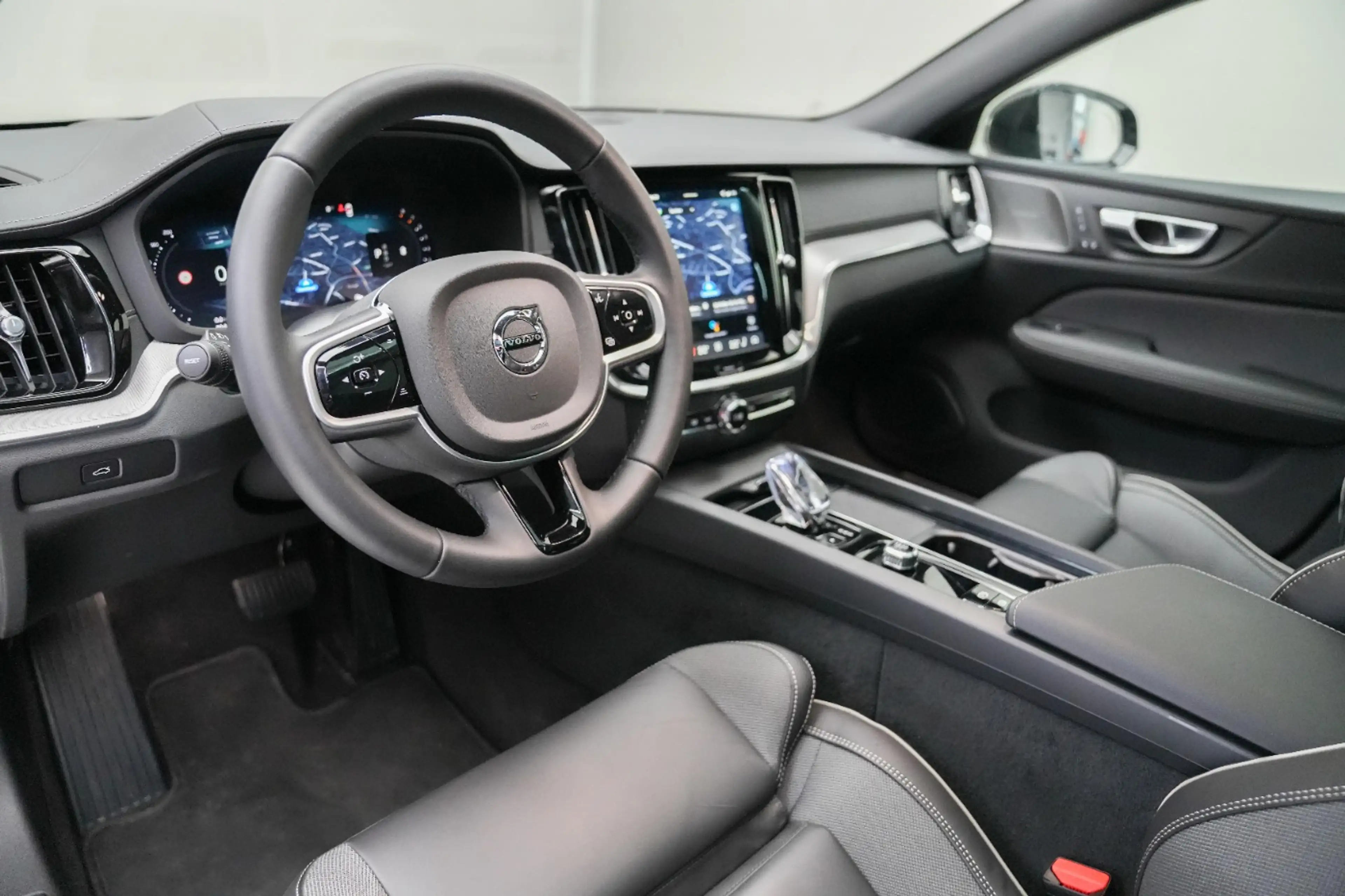 Volvo V60 Ultra, B4 Mild Hybrid, Benzin, Dark W-Paket — photo 6