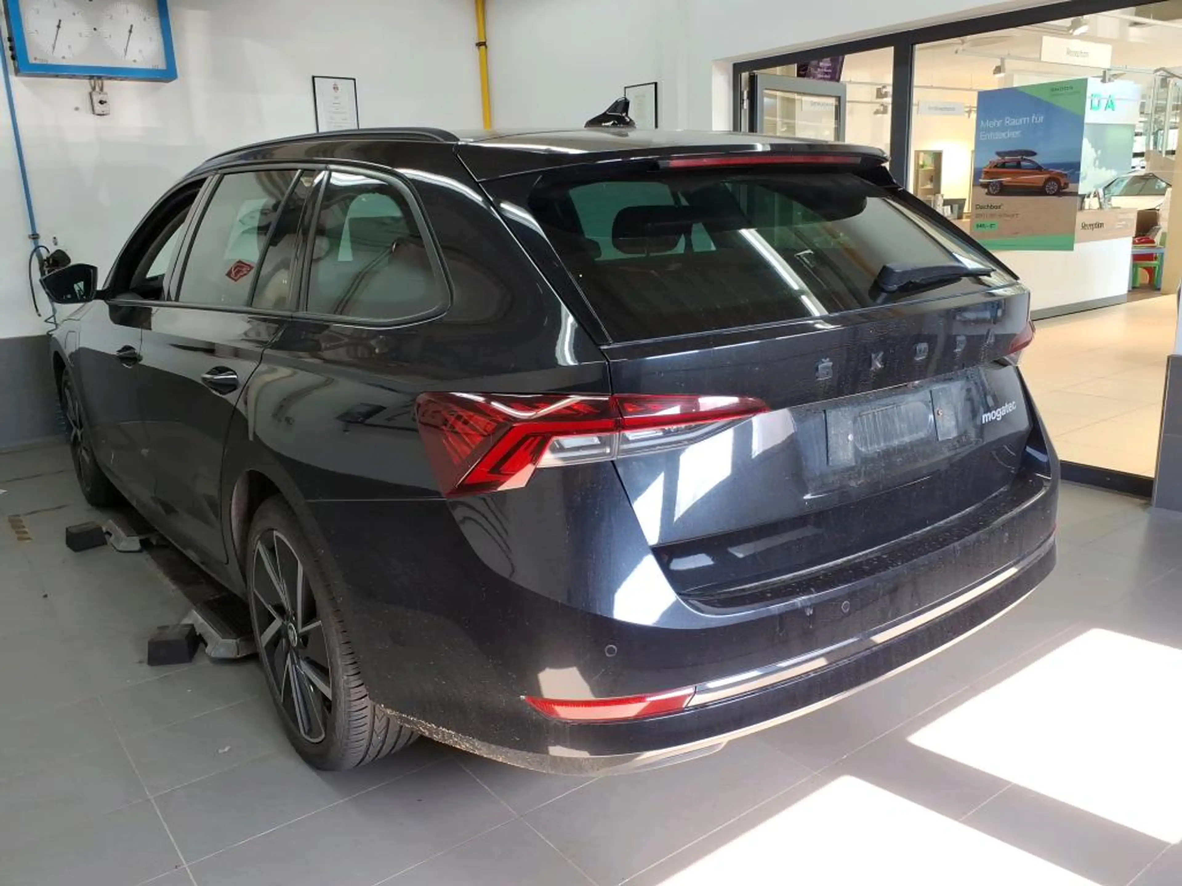 Skoda Octavia Combi 1.4 TSI iV 204pk DSG PHEV Ambition / Matrix — photo 3