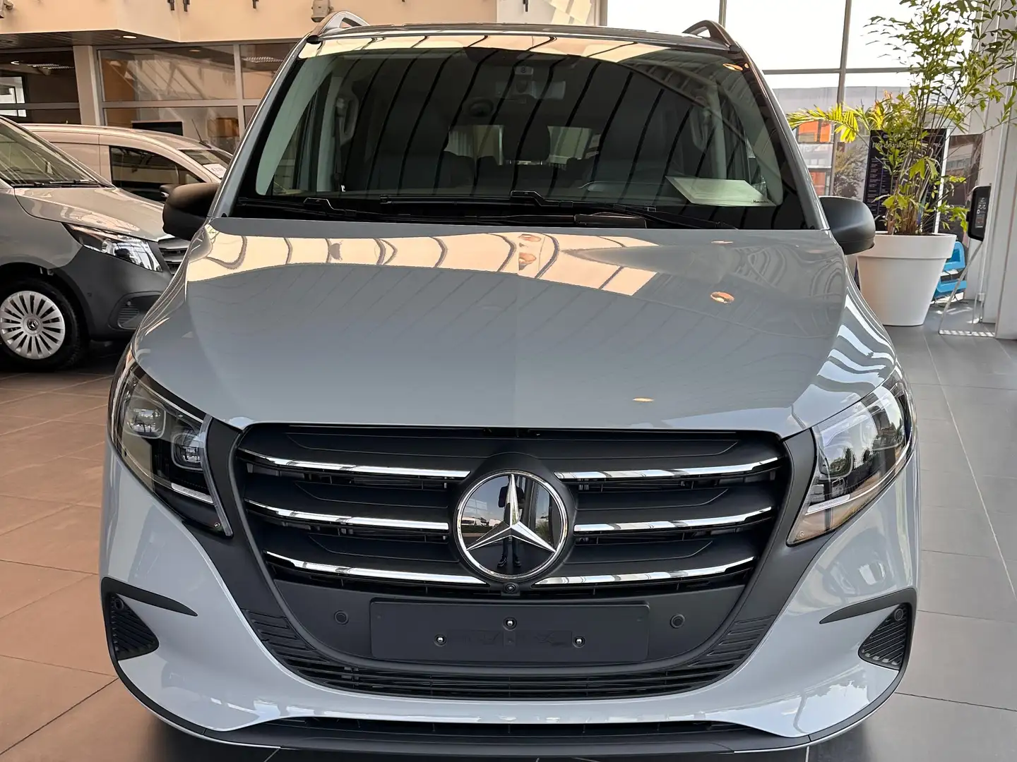 Mercedes-Benz Vito Tourer 119 cdi L2 SELECT Grau - 2