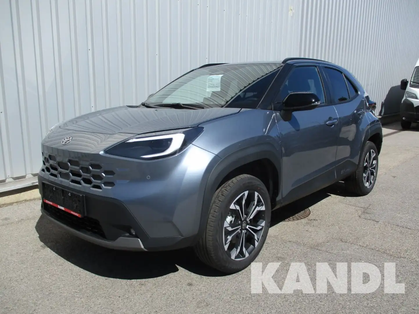 Toyota Yaris Cross 1,5 HSD TEAMP. 2WD TEAMPLAYER Grau - 1