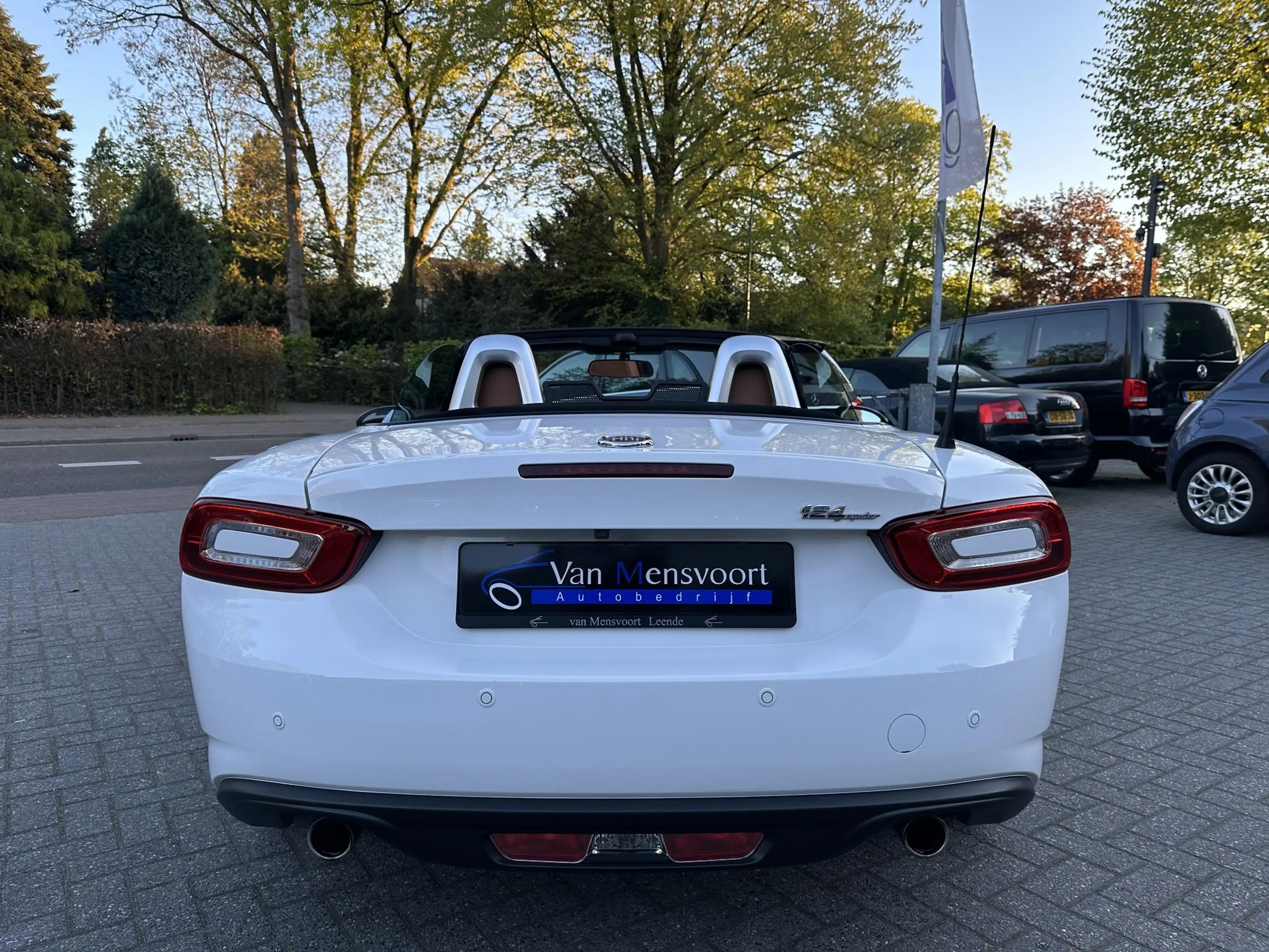 Fiat 124 Spider 1.4 MultiAir Turbo Lusso Leder|Navi|Camera|Keyless — photo 10