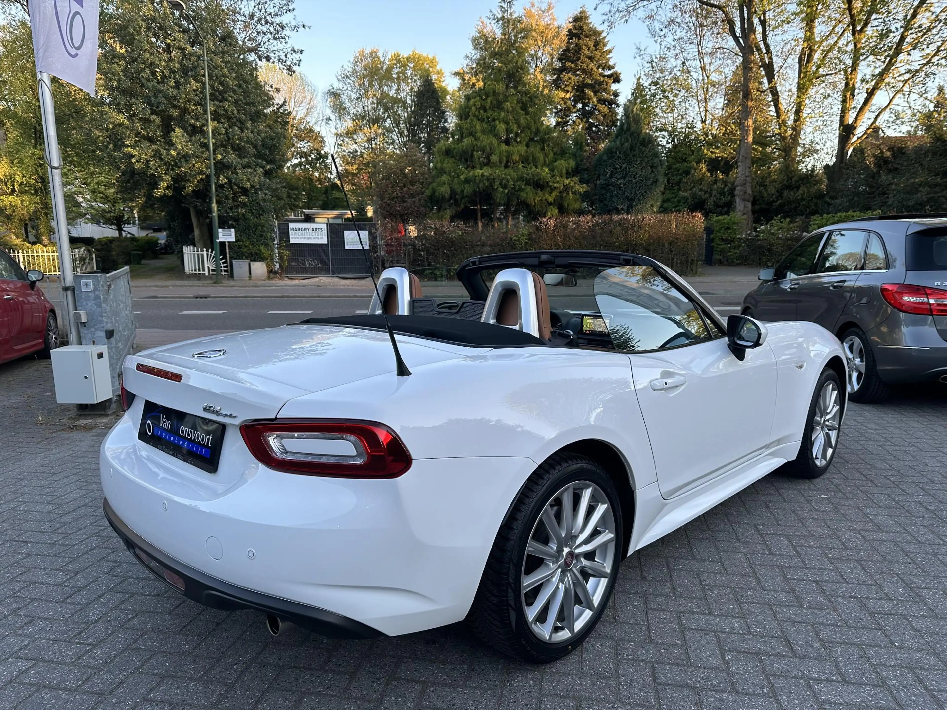 Fiat 124 Spider 1.4 MultiAir Turbo Lusso Leder|Navi|Camera|Keyless — photo 4