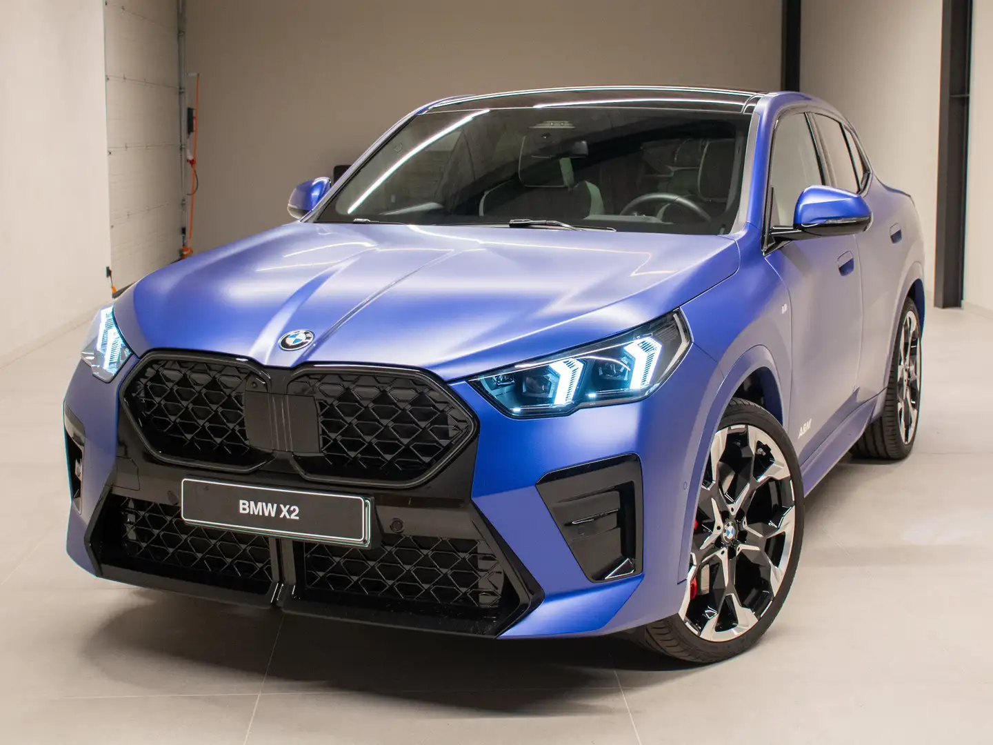 BMW X2 sDrive20i / M Pack Pro / Individual Blauw - 1