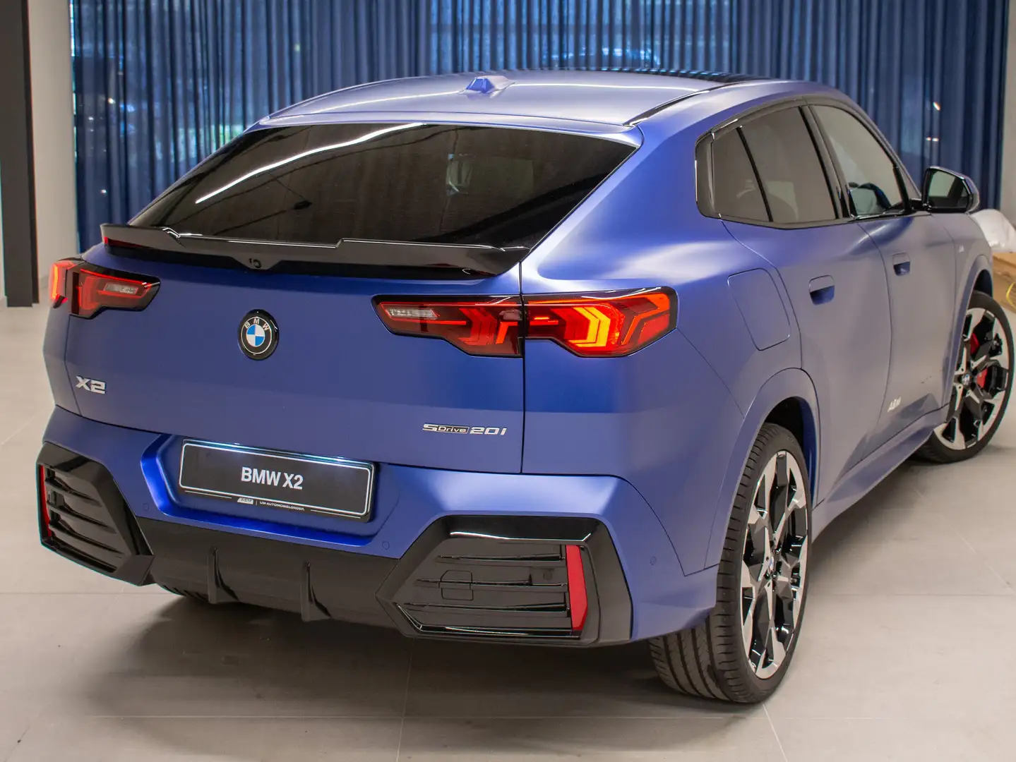 BMW X2 sDrive20i / M Pack Pro / Individual Blauw - 2