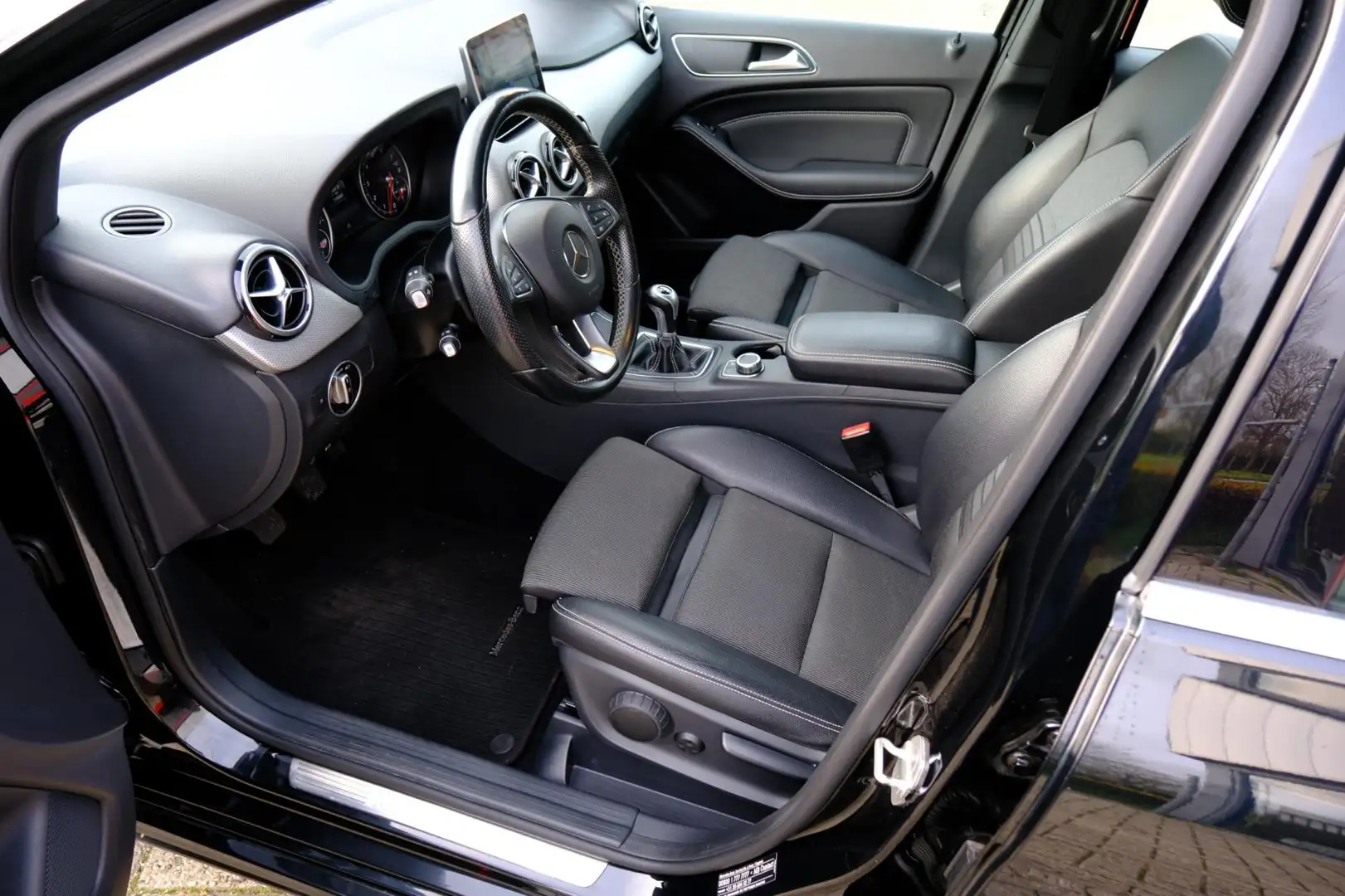 Mercedes-Benz B 180 Ambition Navi|LED|Half Leder|Sporstoelen|LMV Zwart - 2