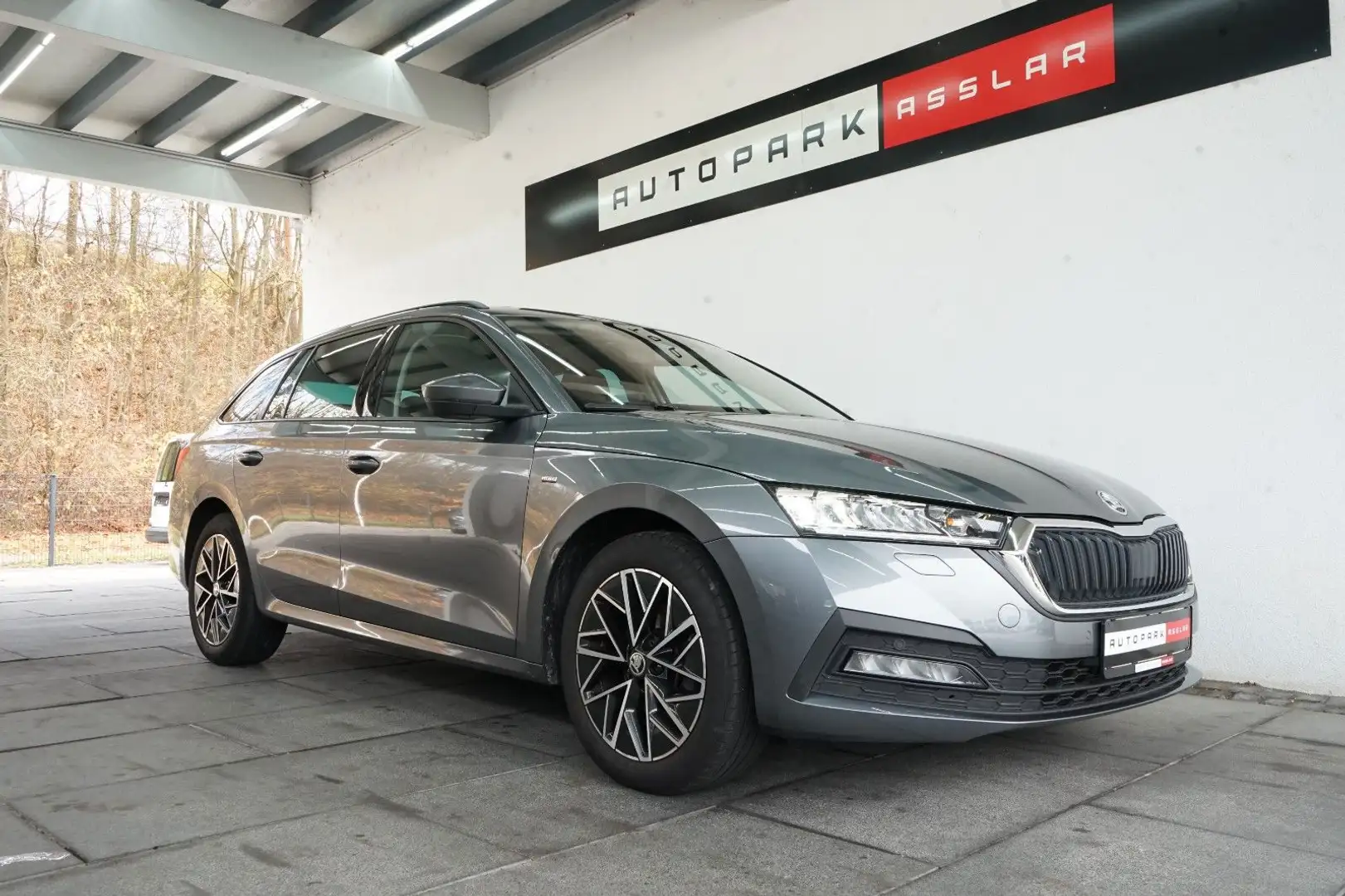 Skoda Octavia Combi Clever 2.0 TDI DSG/PANO/AHK/KAMERA Grau - 2