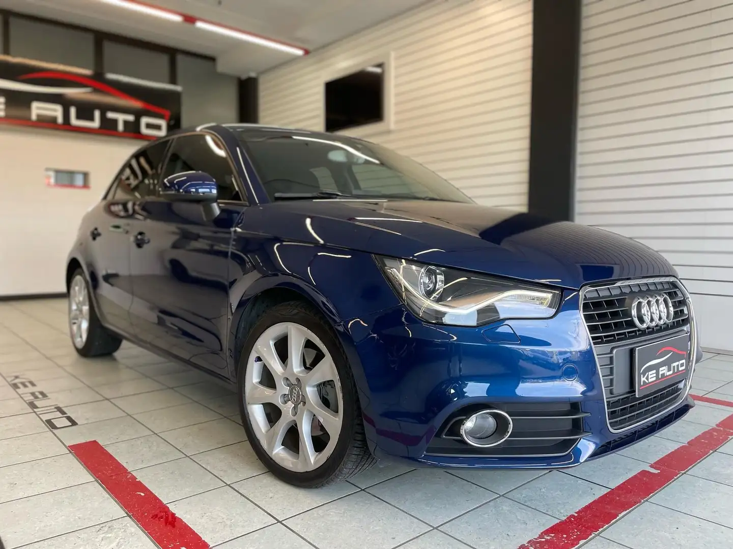 Audi A1 1.6 tdi Ambition 105cv 5p Albastru - 2