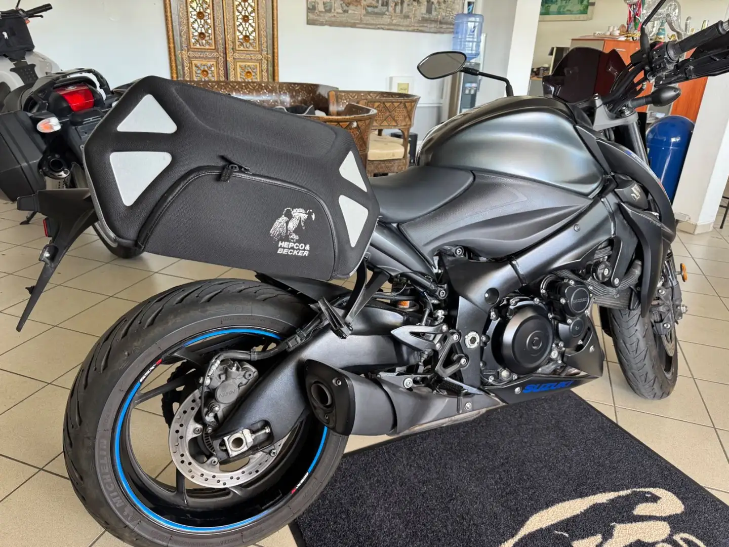 Suzuki GSX-S 1000 Schwarz - 2