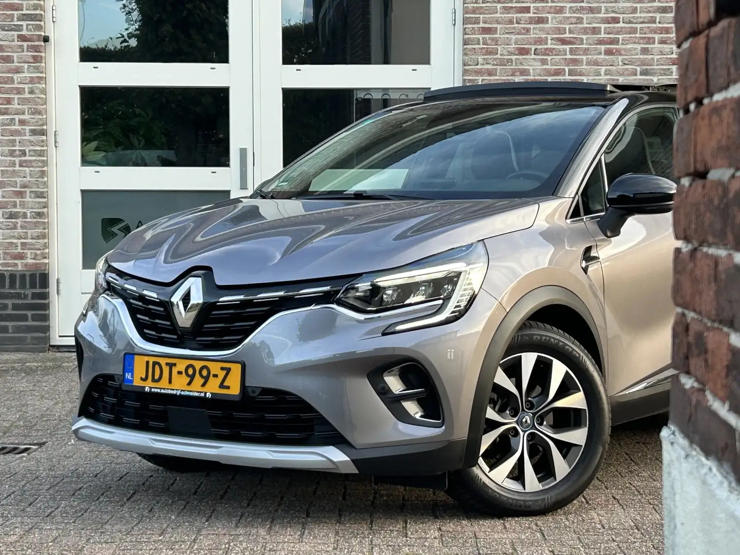 Renault Captur 1.6 E-Tech Plug-in Hybrid 160 Intens Pano Trekhaak Grijs - 2