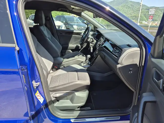 Volkswagen T-Roc view 9