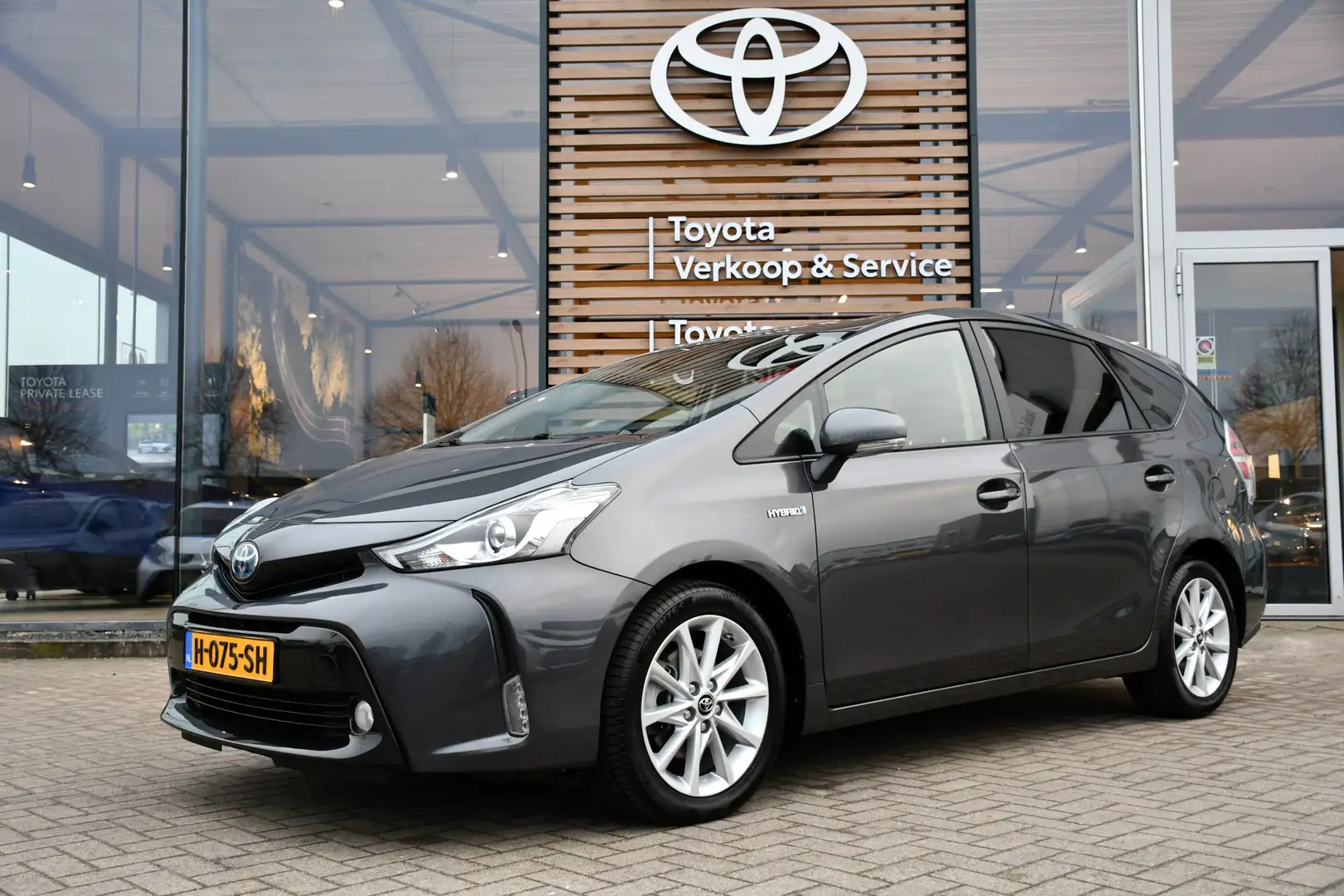Toyota Prius+ 1.8 Dynamic Automaat 136pk | 7-zits | Navigatie | Gris - 1