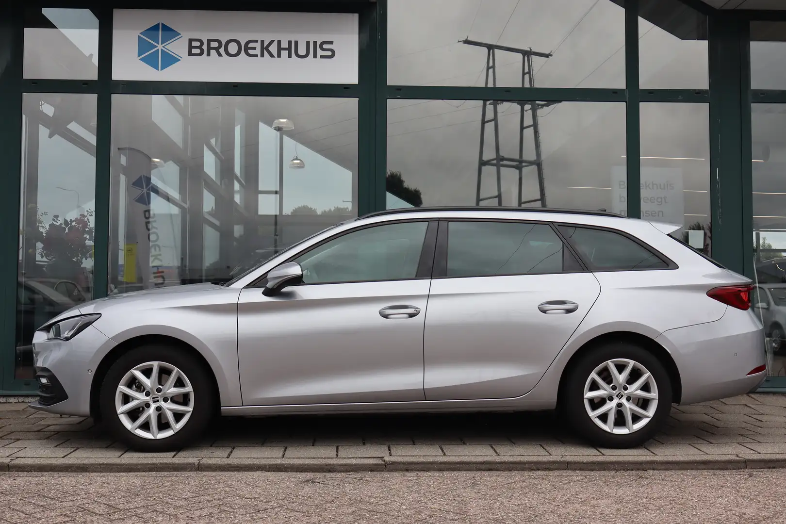 SEAT Leon Sportstourer 110PK 1.0 eTSI Style Business Intense Grijs - 2