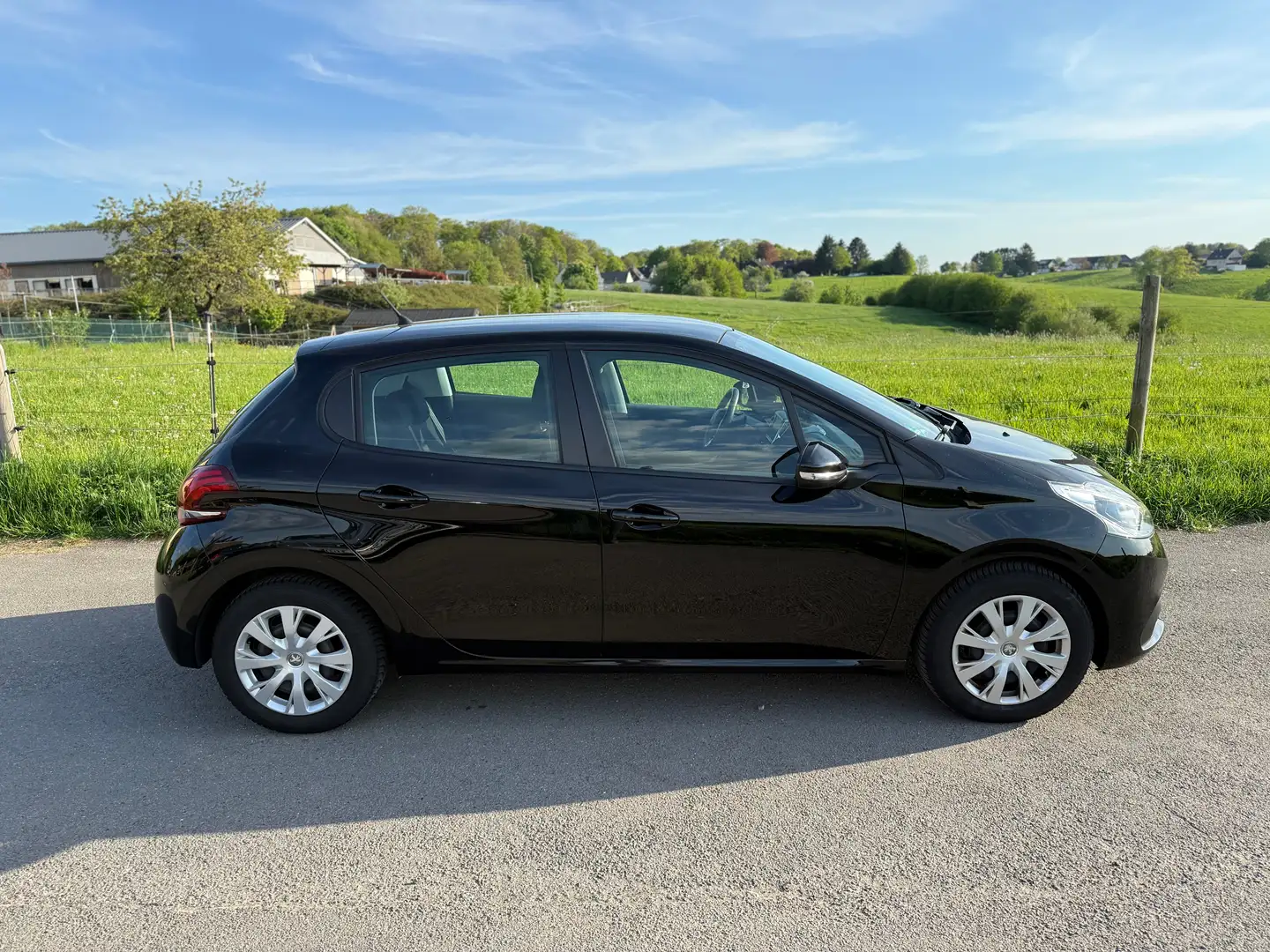 Peugeot 208 208  5-Türer PureTech 82 Active Schwarz - 2