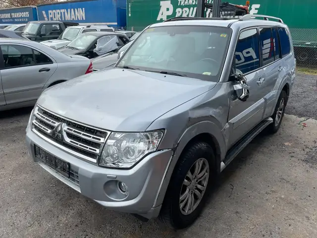 Mitsubishi Pajero 3.2 DI-D Edition 30 | 7 Sitzer