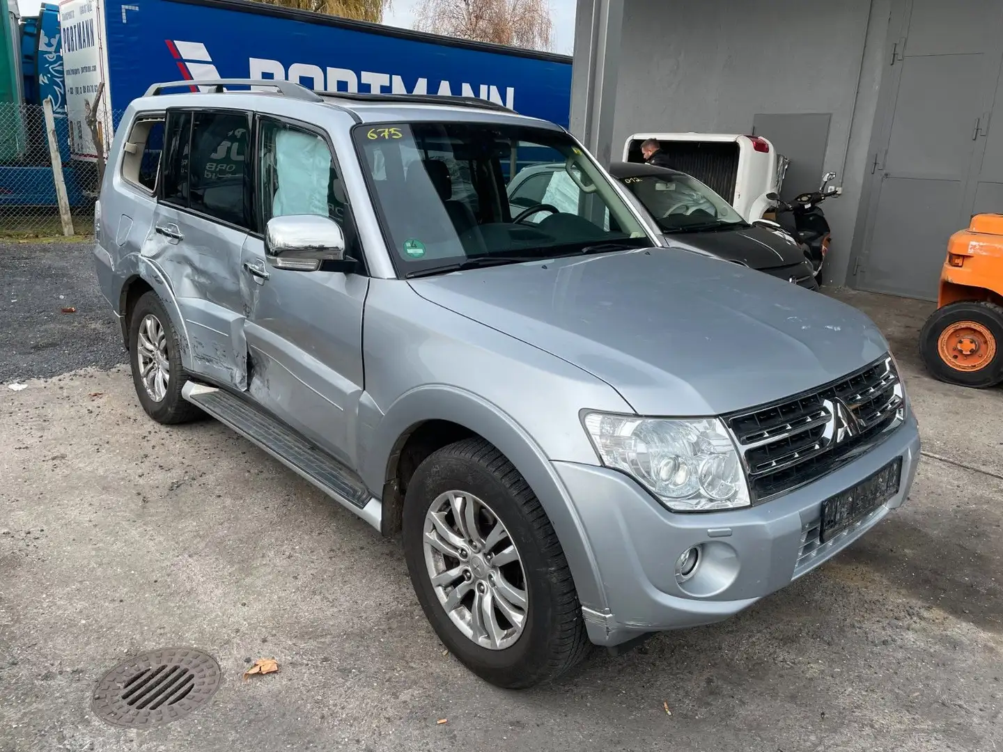 Mitsubishi Pajero 3.2 DI-D Edition 30 | 7 Sitzer Silber - 2