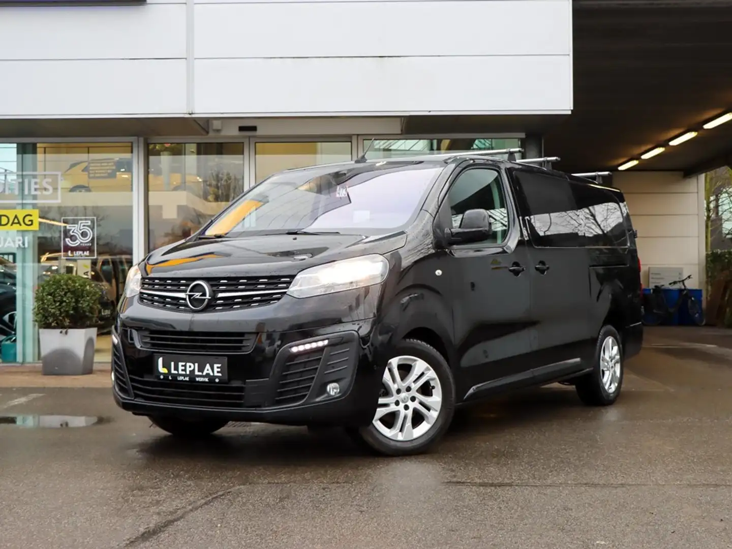 Opel Vivaro 5-ZIT|2.0D 120PK MT6|NAVI|CAMERA|TREKHAAK|HEAD-UP| Zwart - 1