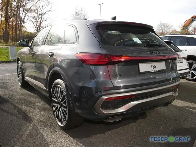 Audi Q5 view 3