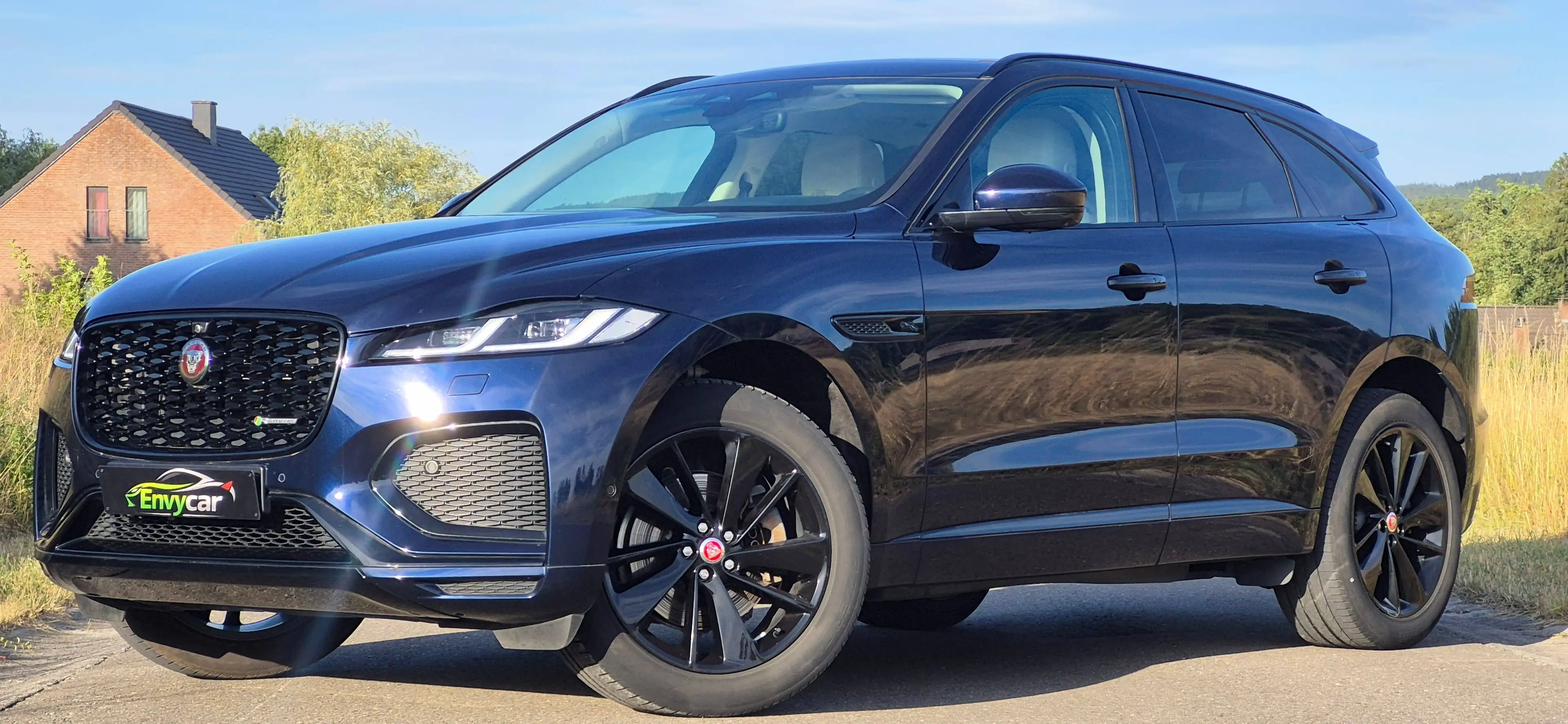 Jaguar F-Pace P250 AWD / R-Dynamic SE / Toit ouvrant / Cuir blanc / Attache remorque