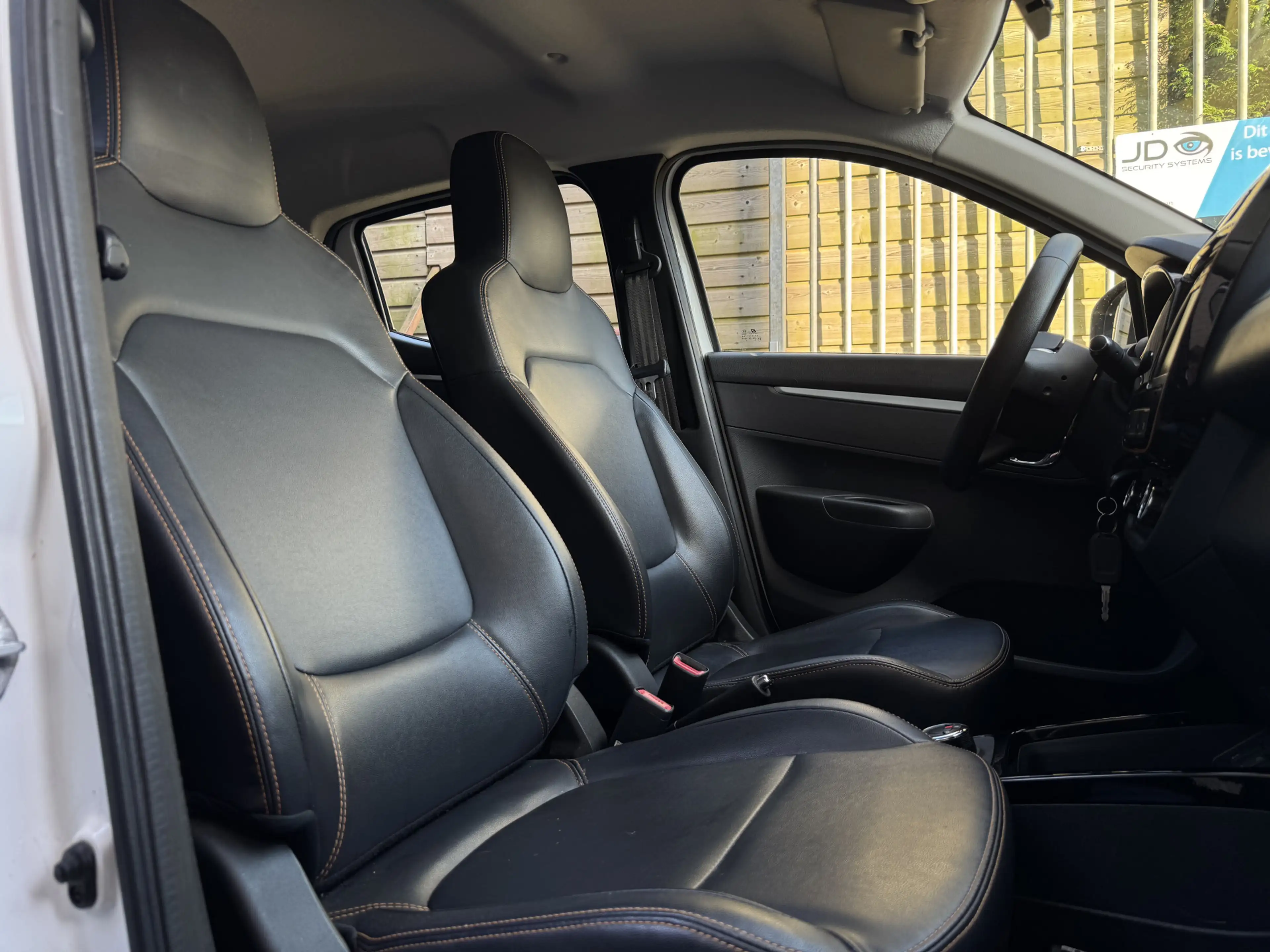 Dacia Spring Comfort Plus 27 kWh Navi | Airco | Camera — photo 3