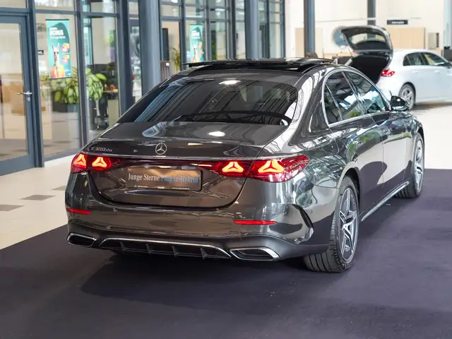 Mercedes-Benz E-Class view 3