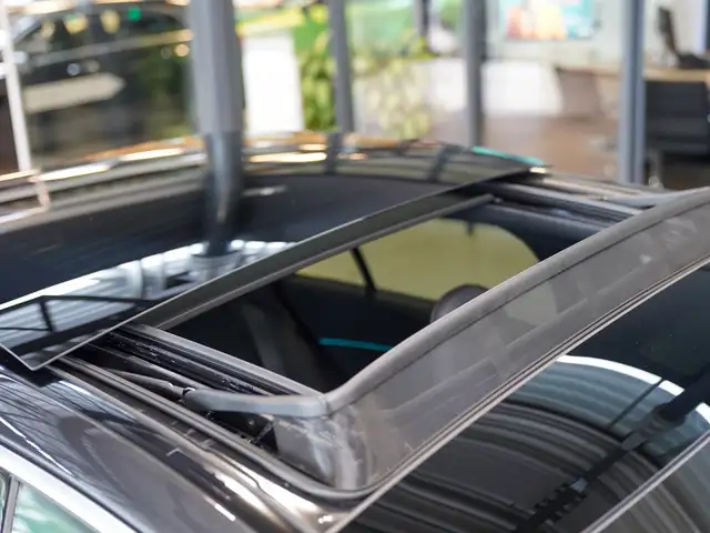 Mercedes-Benz E-Class view 7