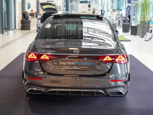 Mercedes-Benz E-Class view 4