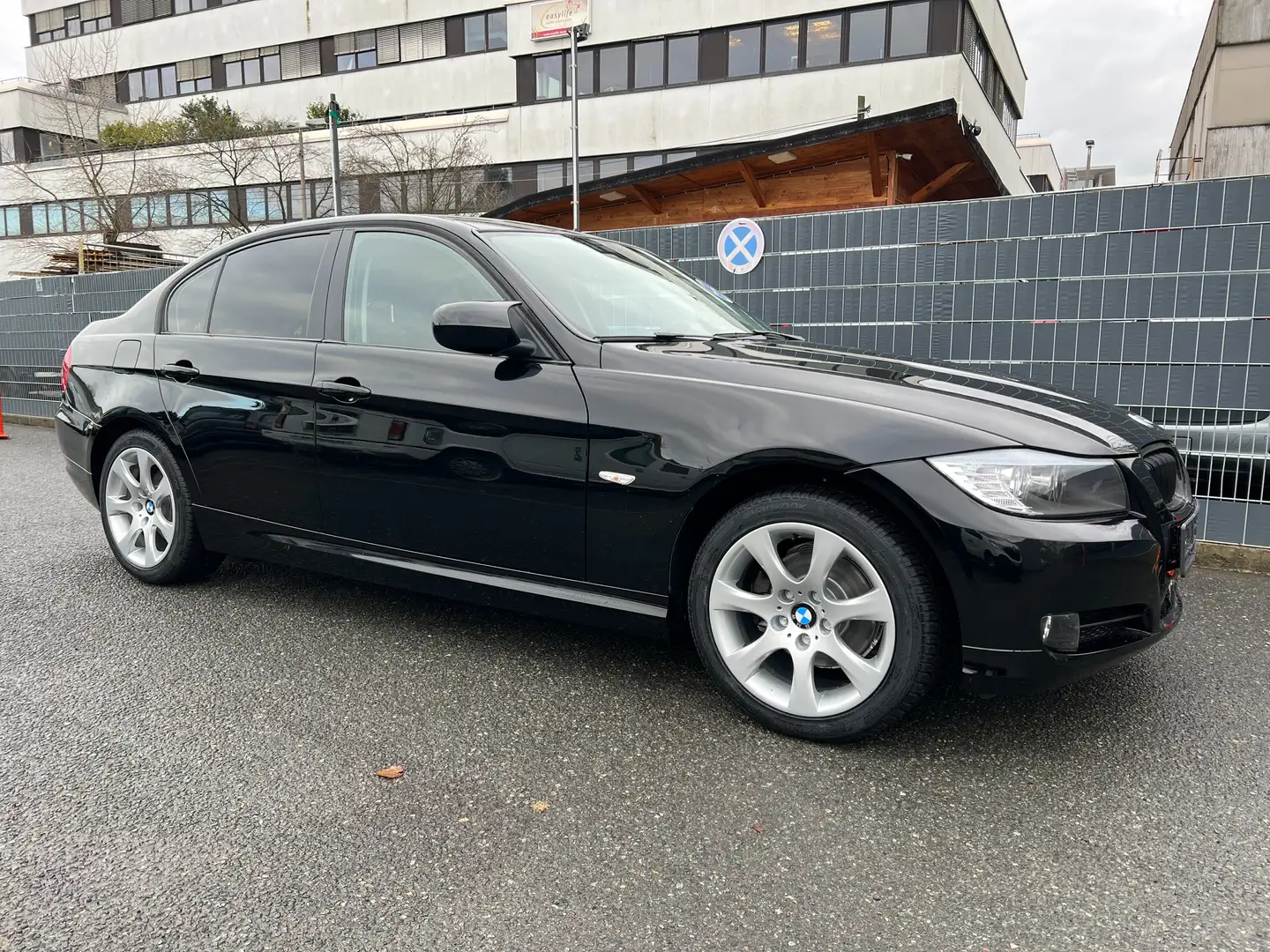 BMW 318 318i Schwarz - 1