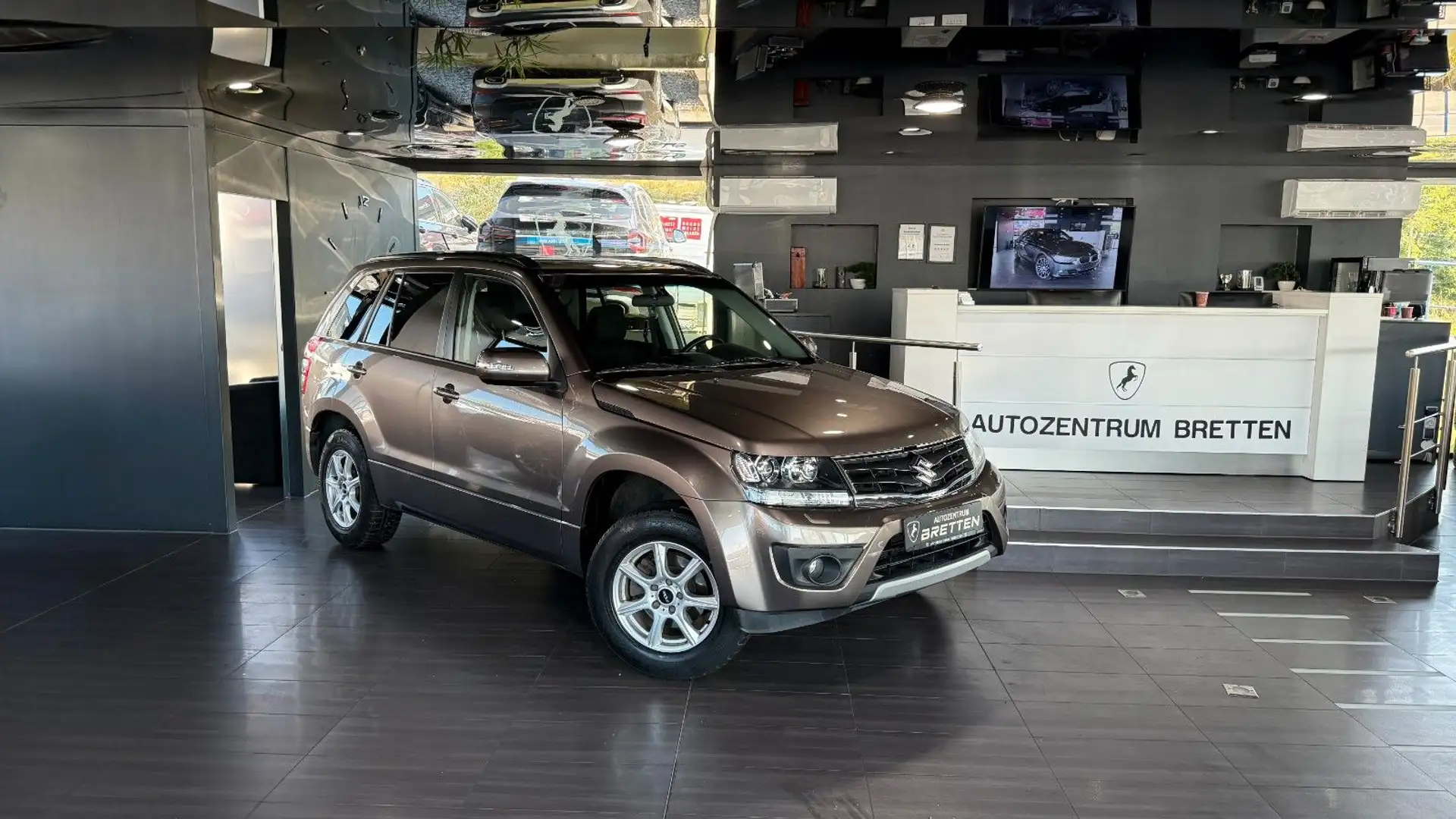 Suzuki Grand Vitara 2.4 VVT Club*Navi*PDC*AHK*SHZ Brun - 2