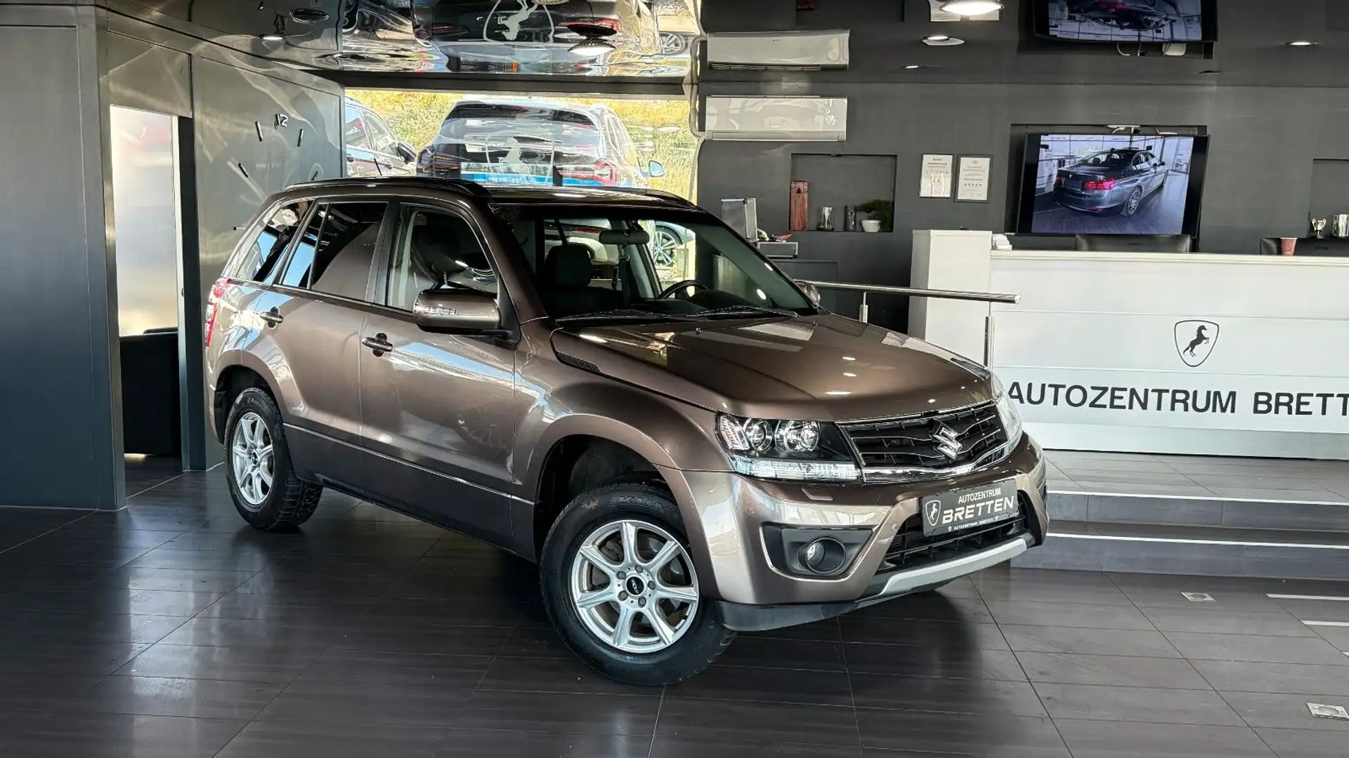 Suzuki Grand Vitara 2.4 VVT Club*Navi*PDC*AHK*SHZ Brun - 1