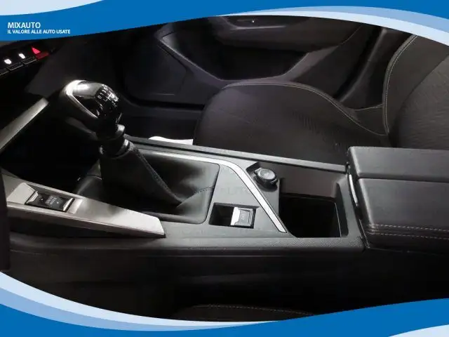 Peugeot 308 view 9