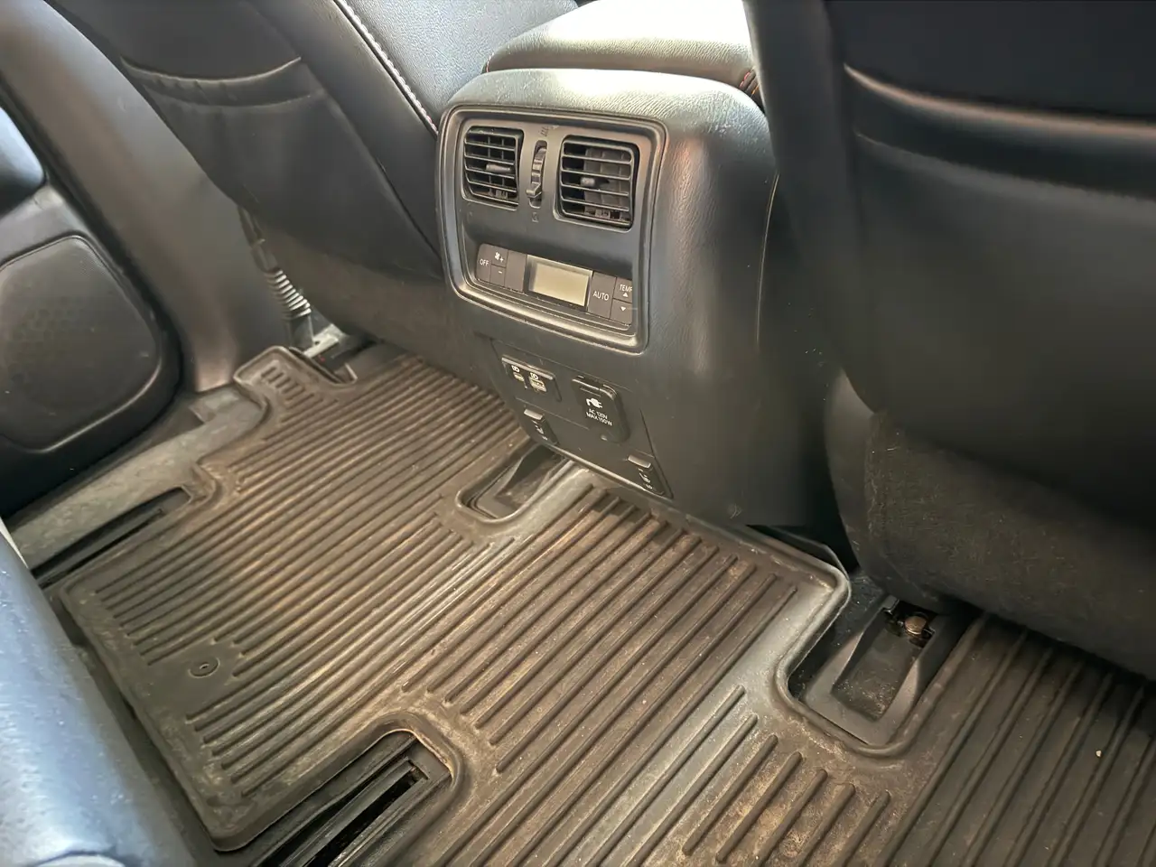 Nissan Pathfinder снимка Nissan Pathfinder